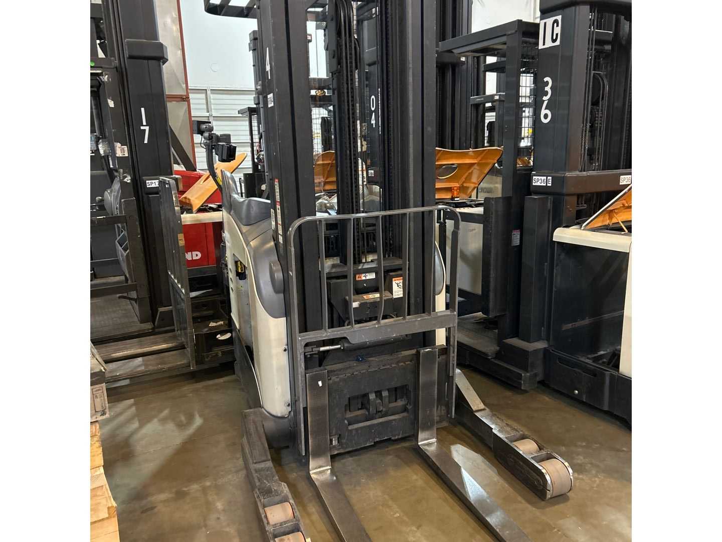 CROWN RR5725-45 REACH TRUCK - REACH TRUCKS