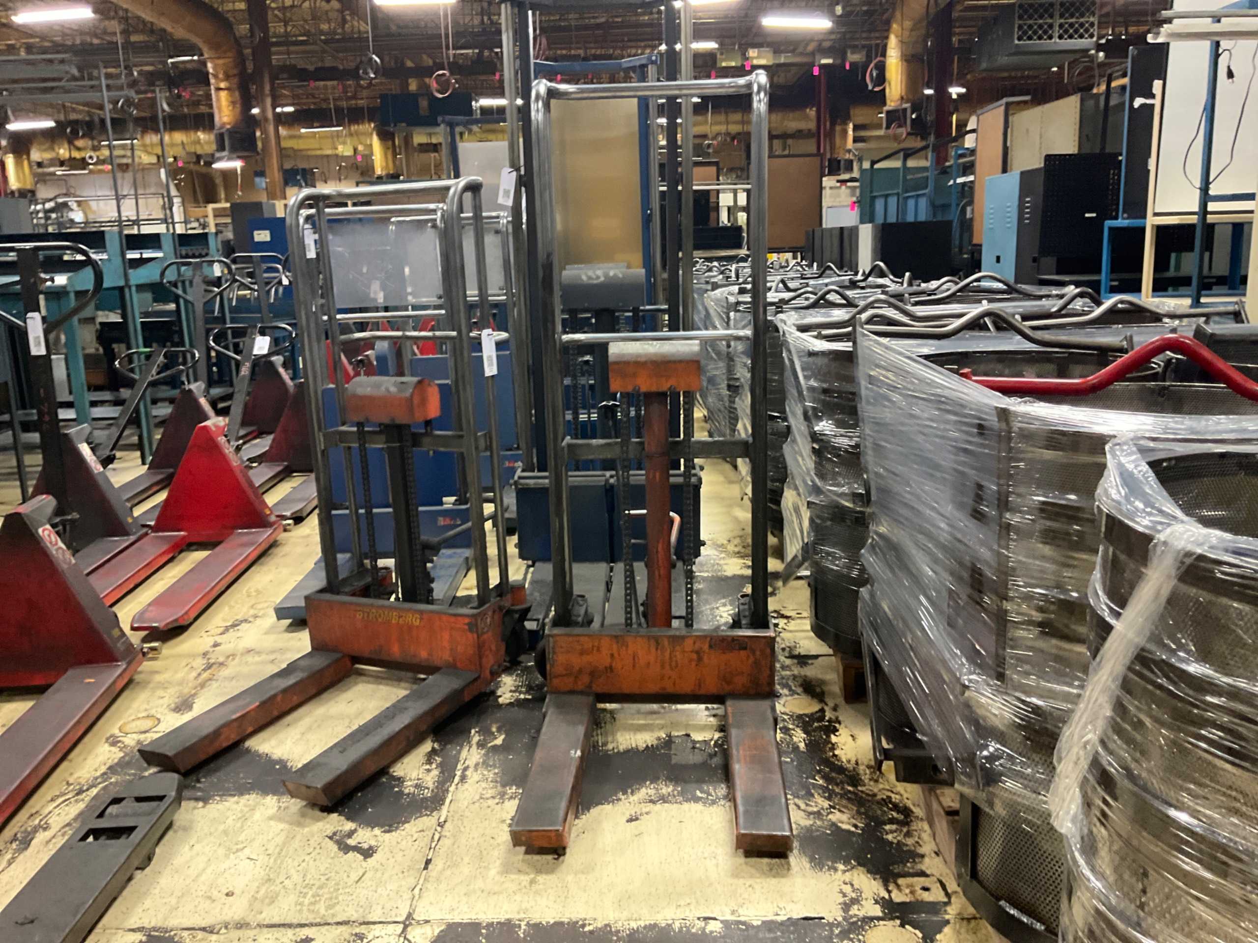 HYDRAULIC STRADDLE STACKER - LIFTING EQUIPMENT