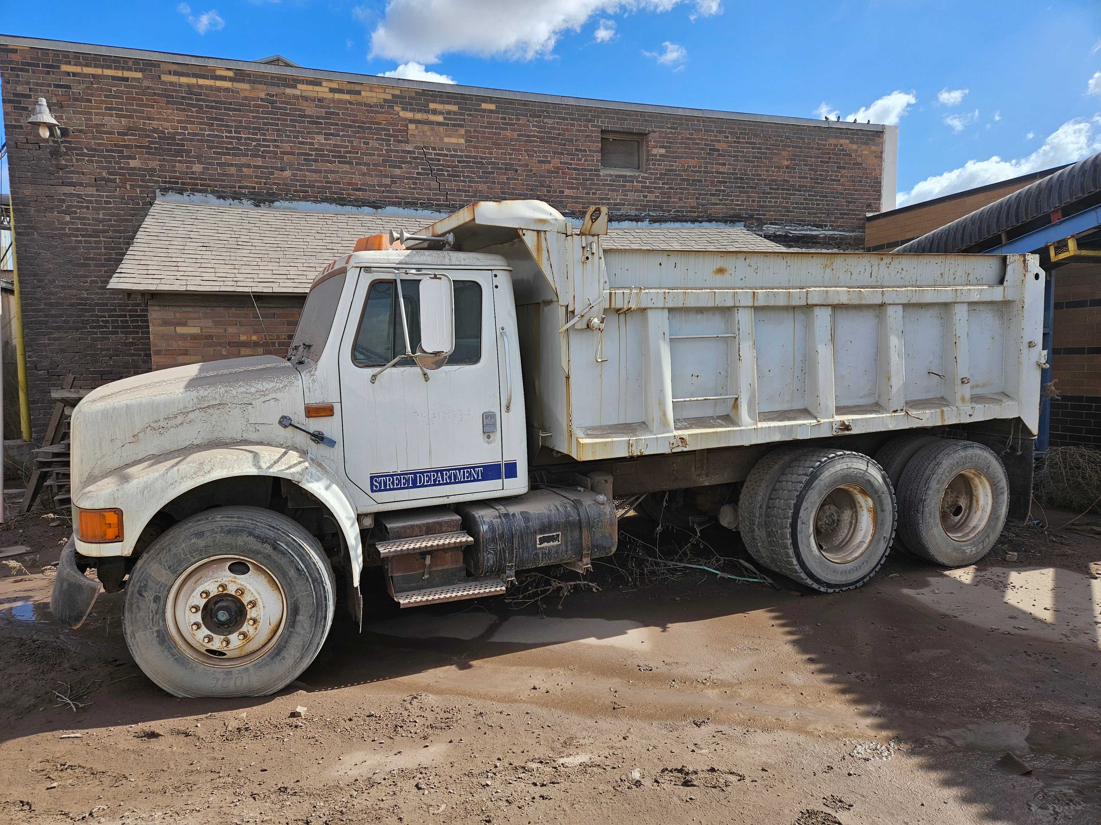 1997 INTERNATIONAL 4900 DUMP TRUCK - DUMP TRUCKS