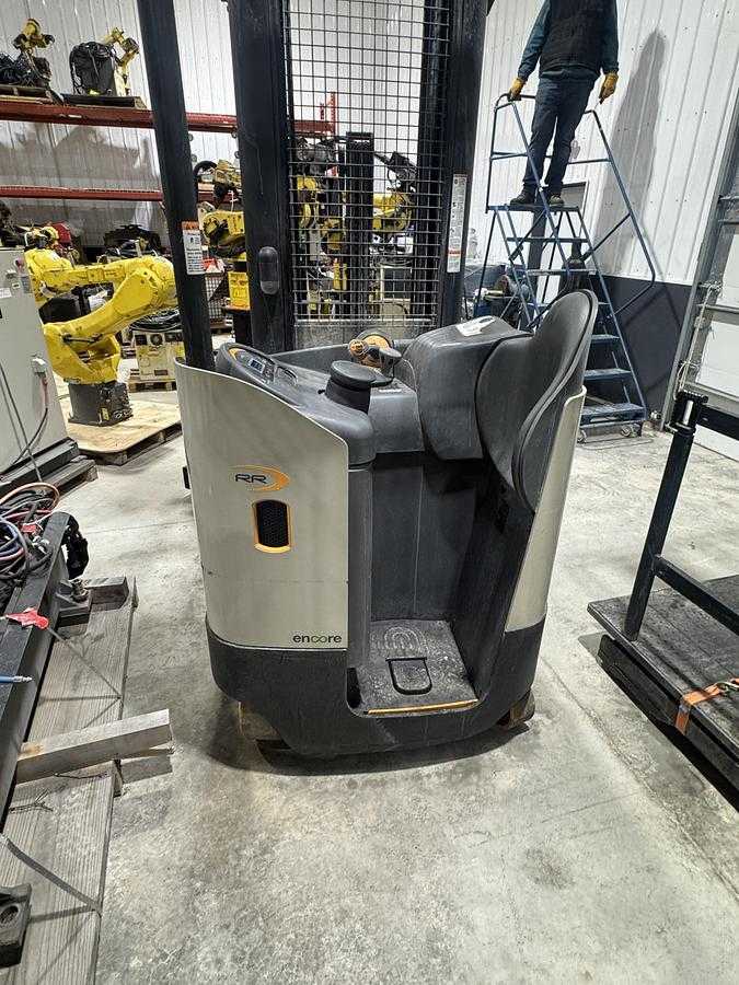 2015 CROWN RR5725-35 REACH FORKLIFT, 3500LB CAP, 270IN LIFT HEIGHT, 36V, STAND-UP NARROW AISLE - REACH TRUCKS