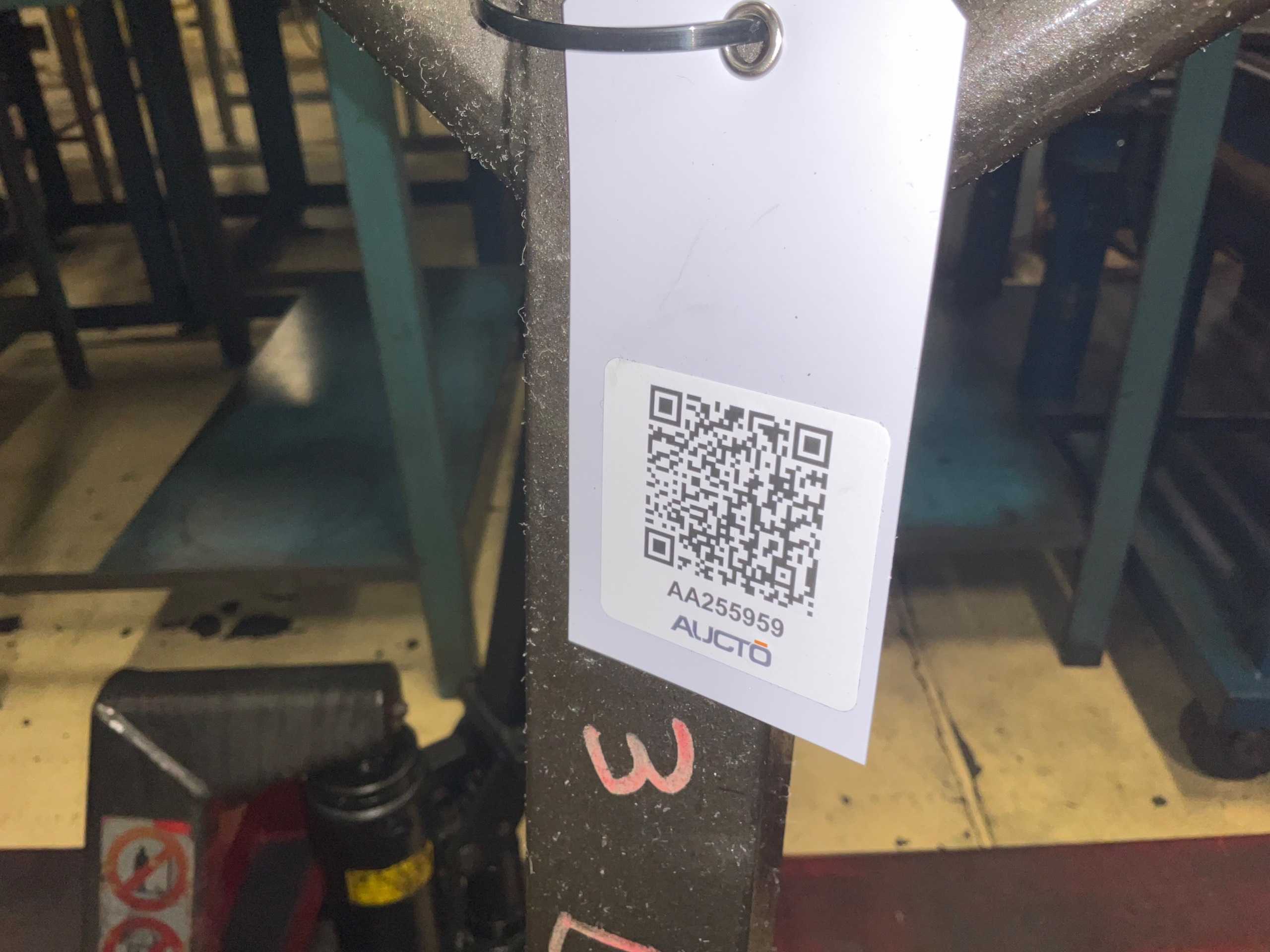 QTY 2: MANUAL PALLET JACK - MANUAL PALLET JACKS