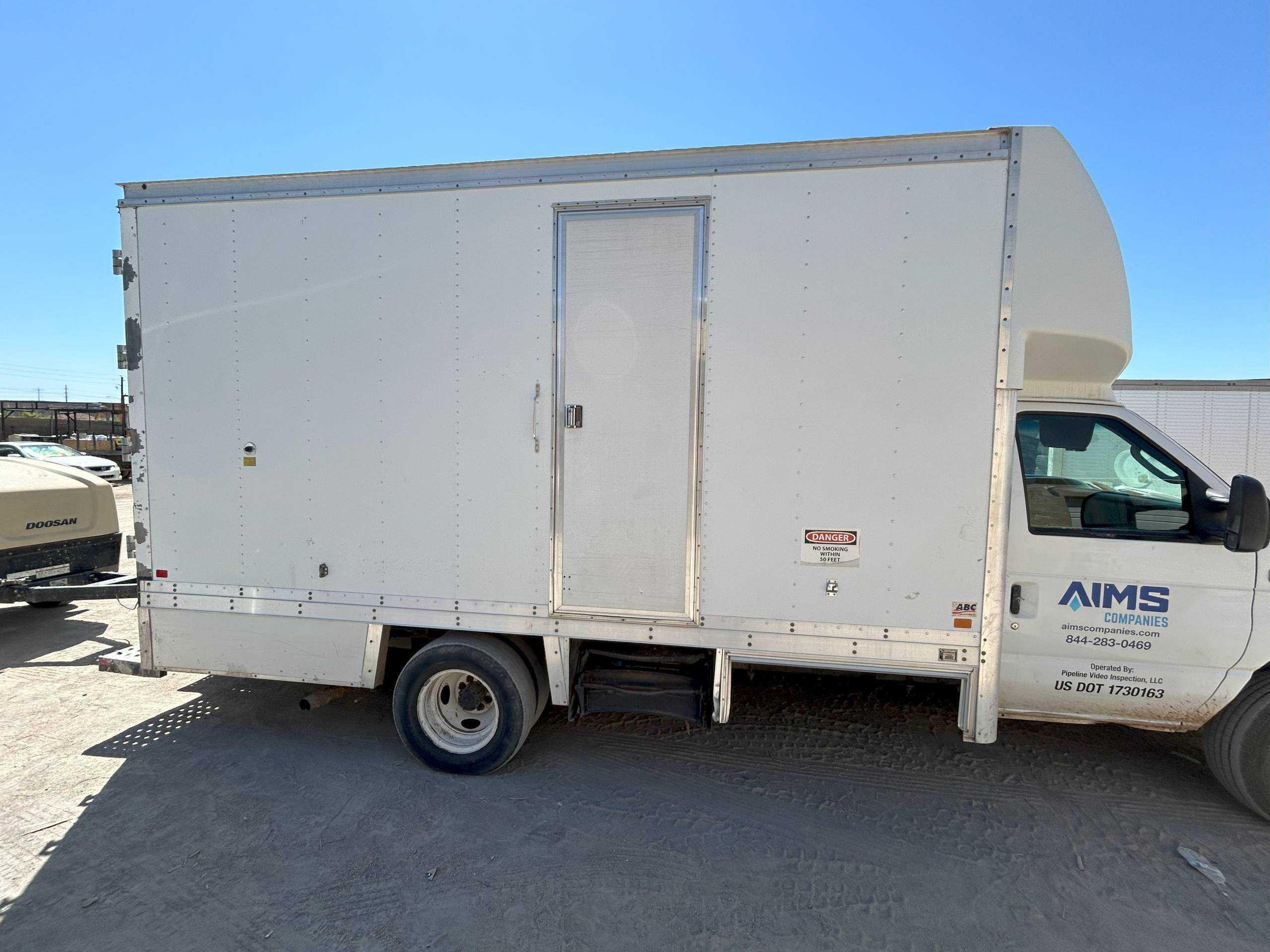2011 FORD E-450 STRAIGHT CARGO TRUCK - BOX TRUCKS