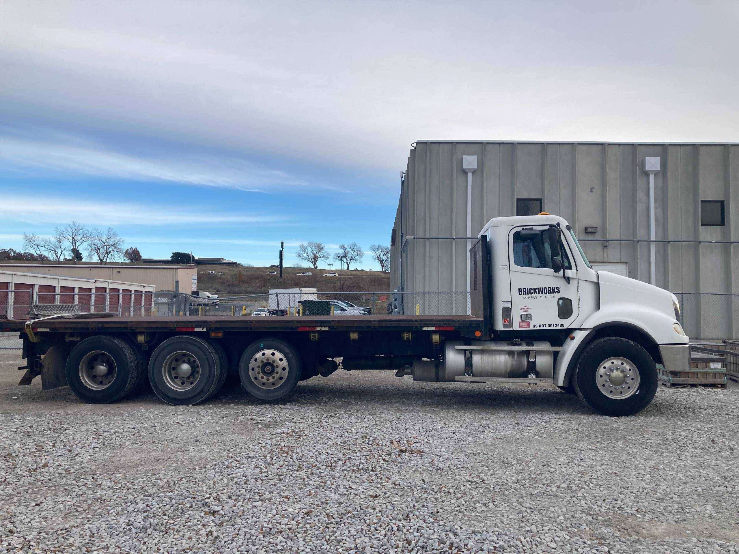 2005 FREIGHTLINER COLUMBIA 112 FLATBED TRUCK - FLATBED TRUCK