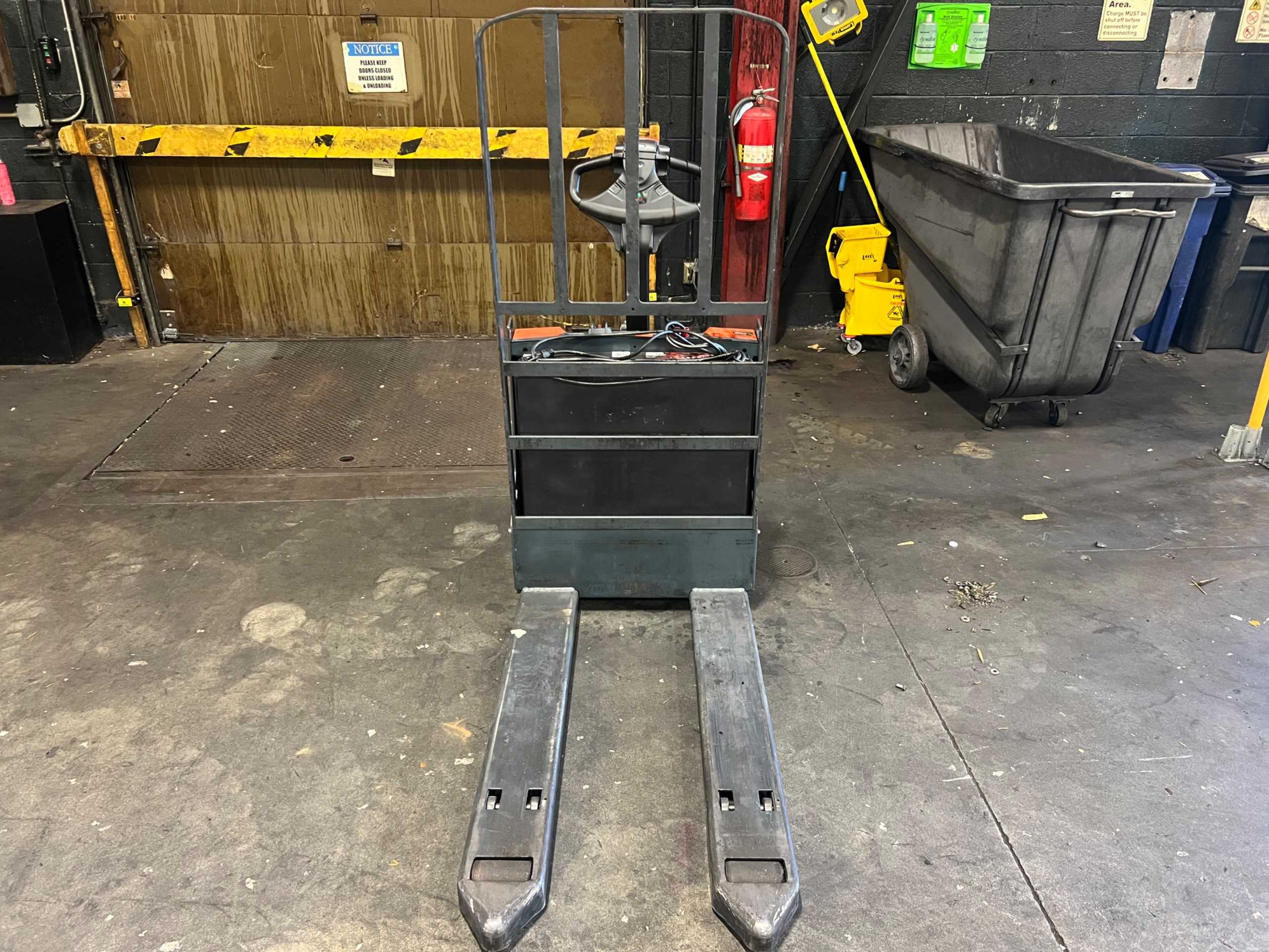 TOYOTA 8HBW23 ELECTRIC PALLET JACK - ELECTRIC PALLET JACKS