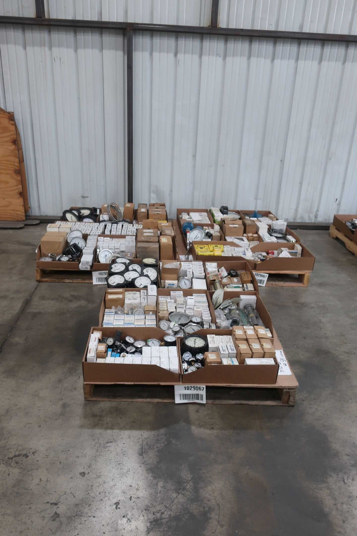 BULK QTY OF INDUSTRIAL PARTS -