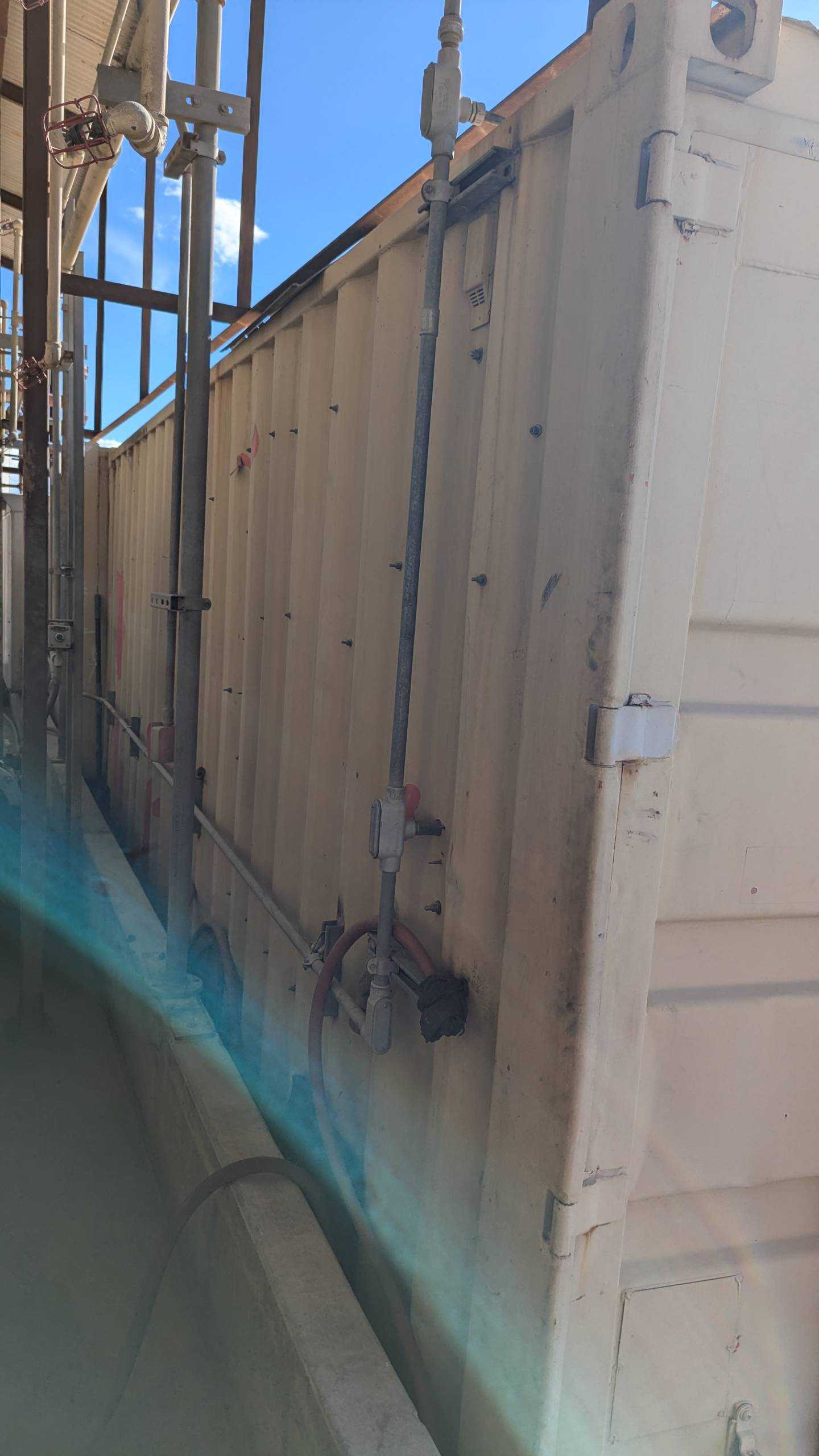 20' SHIPPING CONTAINER - SHIPPING CONTAINERS