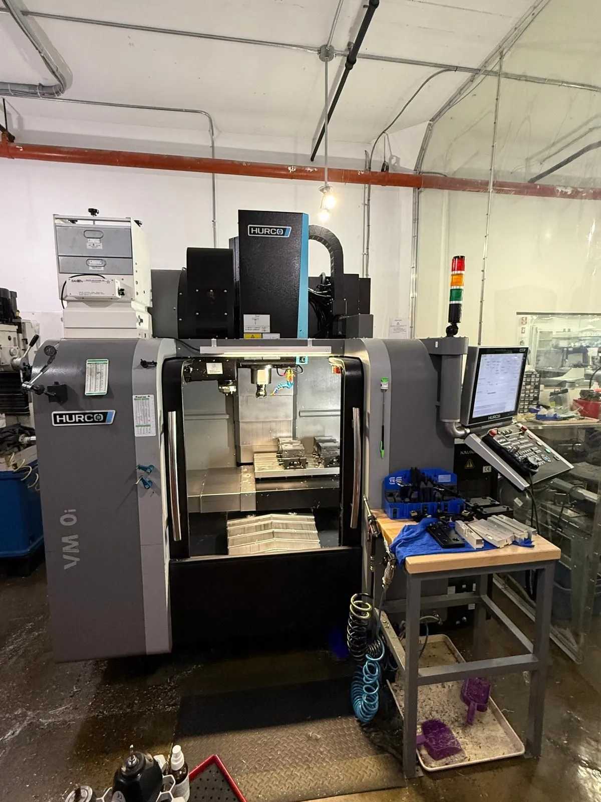 2022 HURCO VM10I PLUS VERTICAL MACHINING CENTER 26X16X20IN TRAVELS 12K RPM 15 HP 24 ATC - VERTICAL MACHINING CENTERS