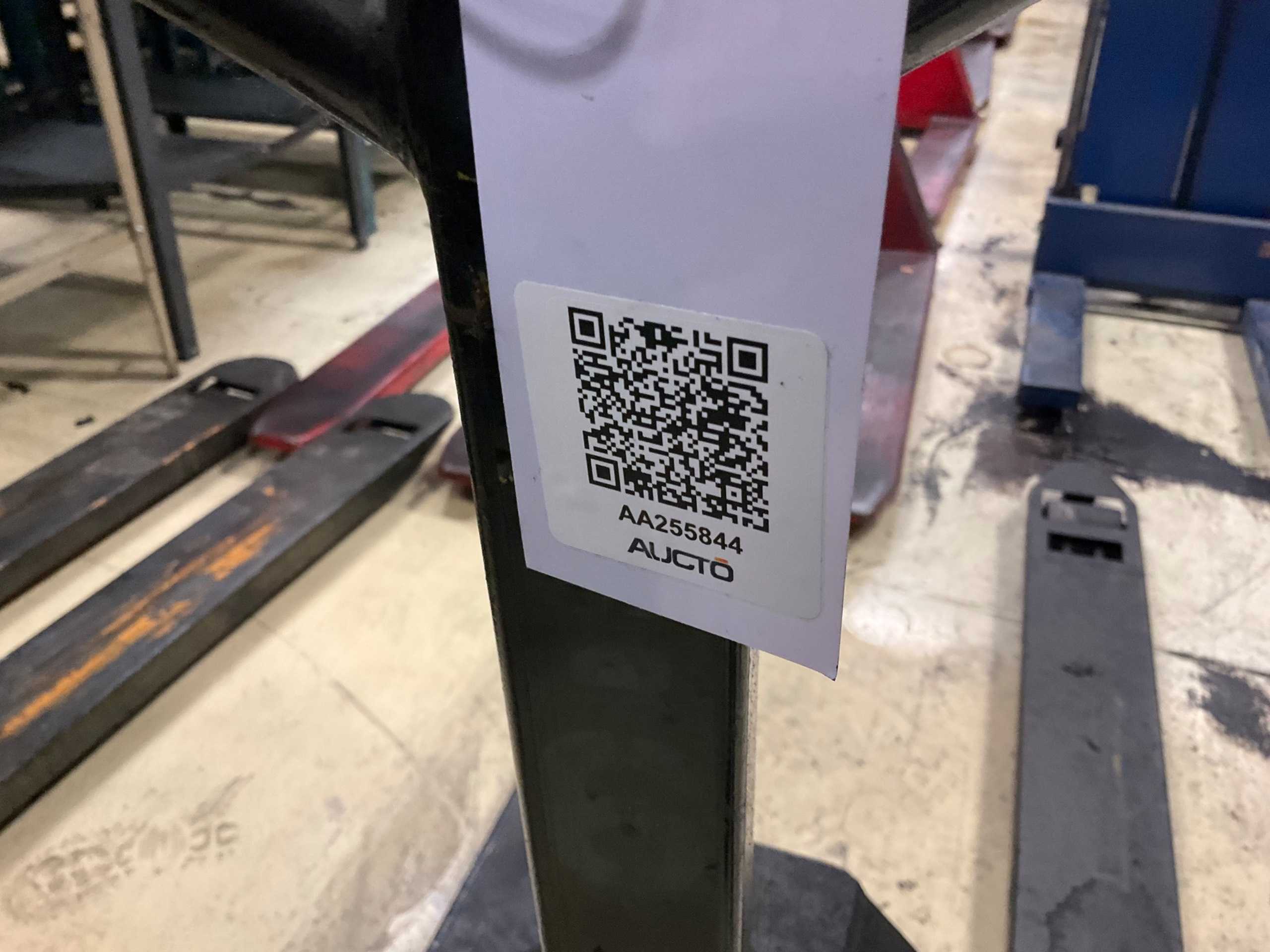QTY 2: MANUAL PALLET JACK - MANUAL PALLET JACKS