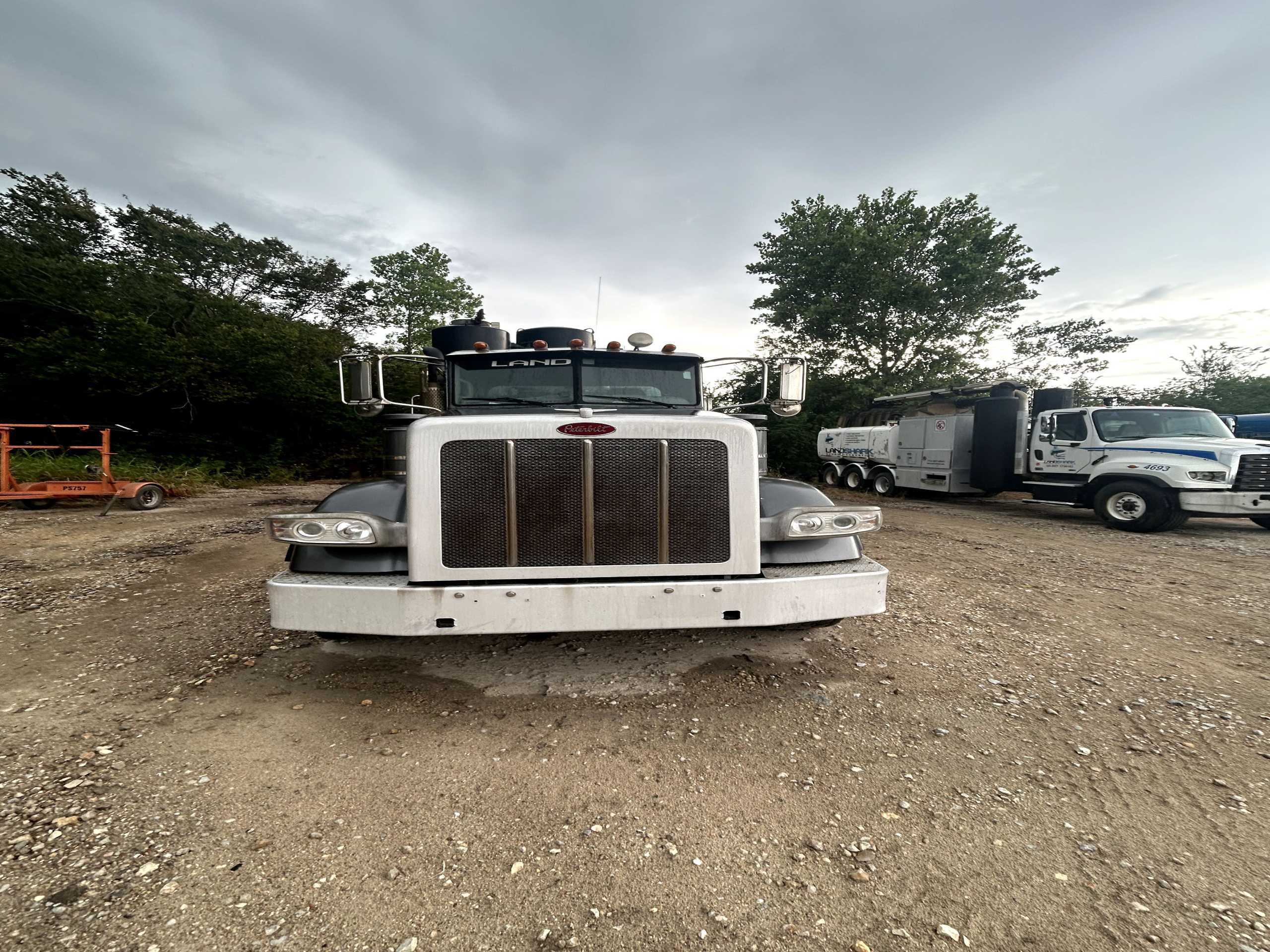 2015 PETERBILT 367 HYDRO EXCAVATION TRUCK - SERVICE TRUCKS