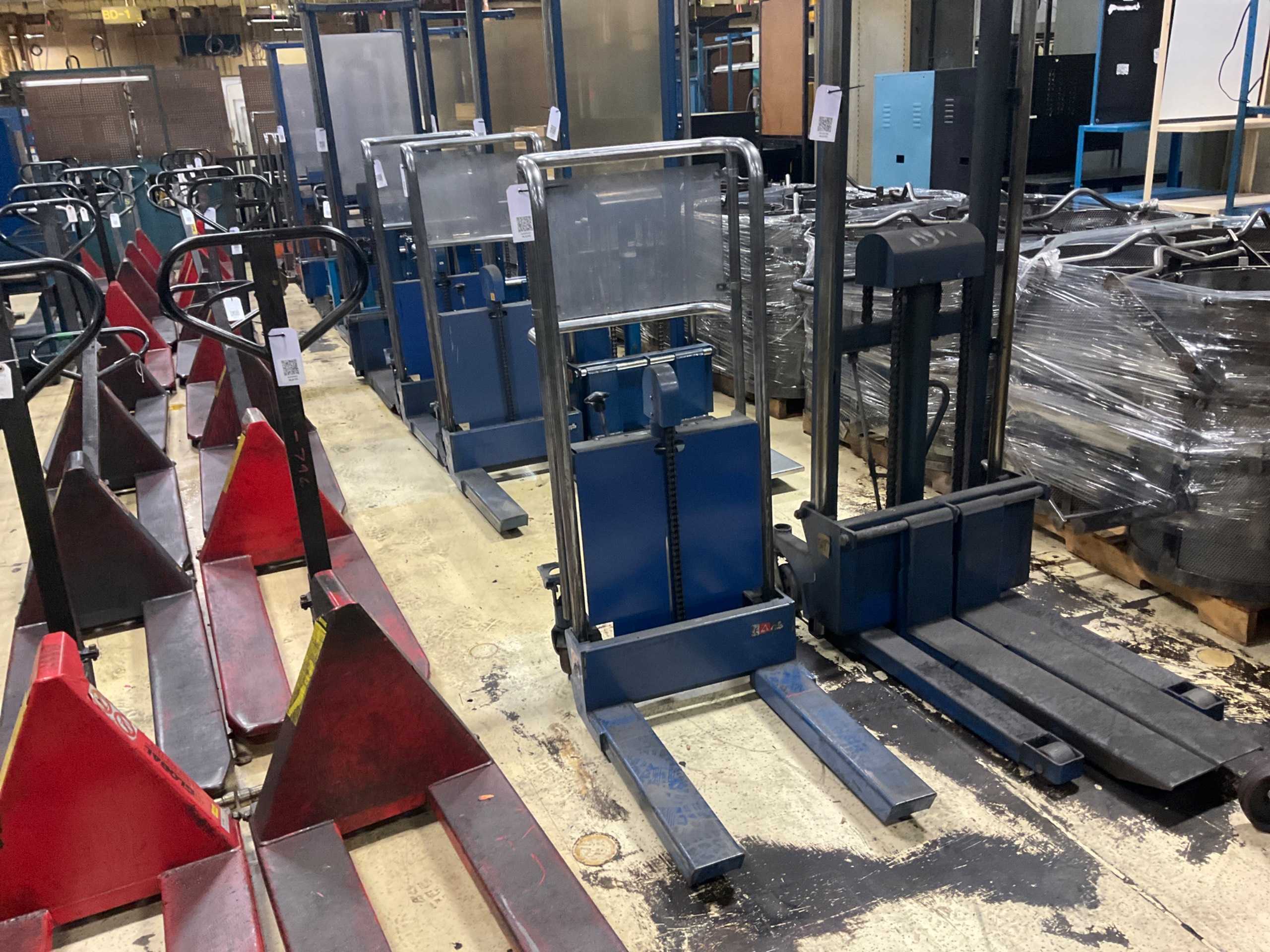 HYDRAULIC STRADDLE STACKER - LIFTING EQUIPMENT