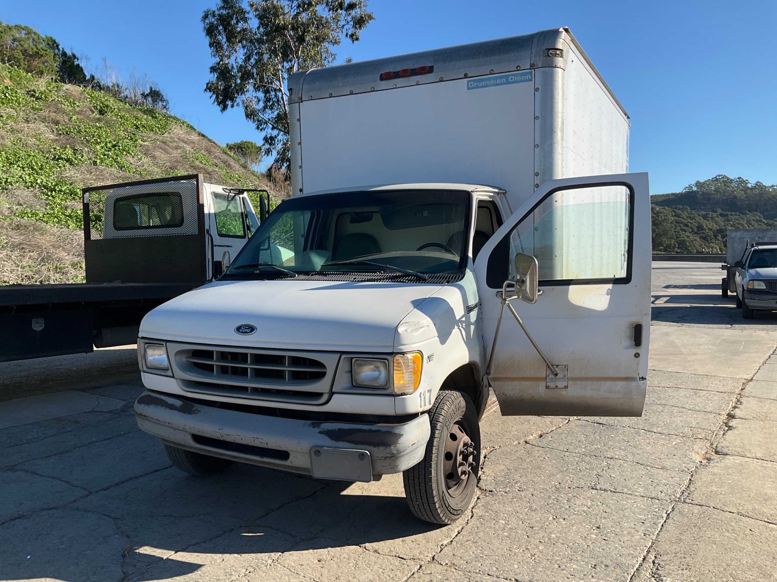 1994 FORD E-350 STRAIGHT CARGO TRUCK - STRAIGHT CARGO TRUCK