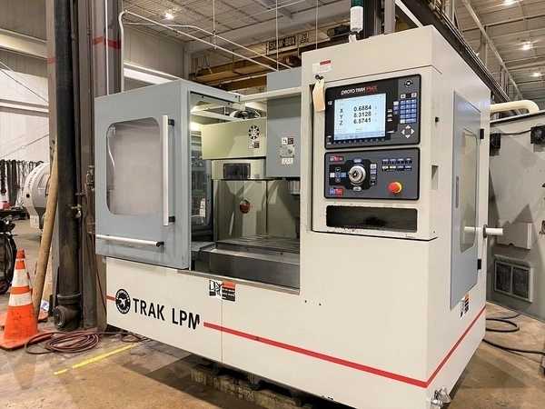 2009 SOUTHWESTERN TRAK LPM VMC, 31X18.5X21 IN TRAVEL, 10 HP SPINDLE, 8000 RPM, BT-40, 20 TOOL ATC - VERTICAL MACHINING CENTERS