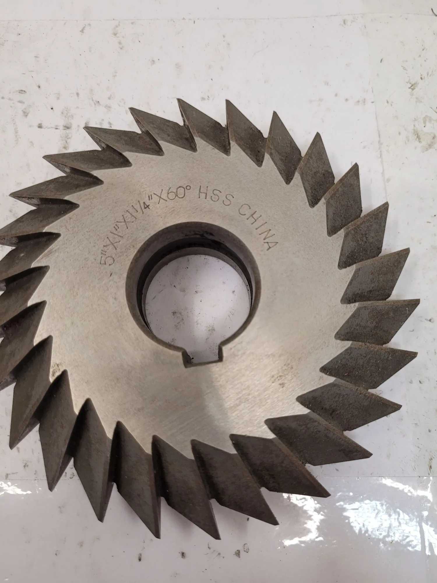 HSS LOT OF 2 SINGLE ANGLE MILLING CUTTERS: 5IN SAW, 60° AND 90° - MACHINE TOOLING
