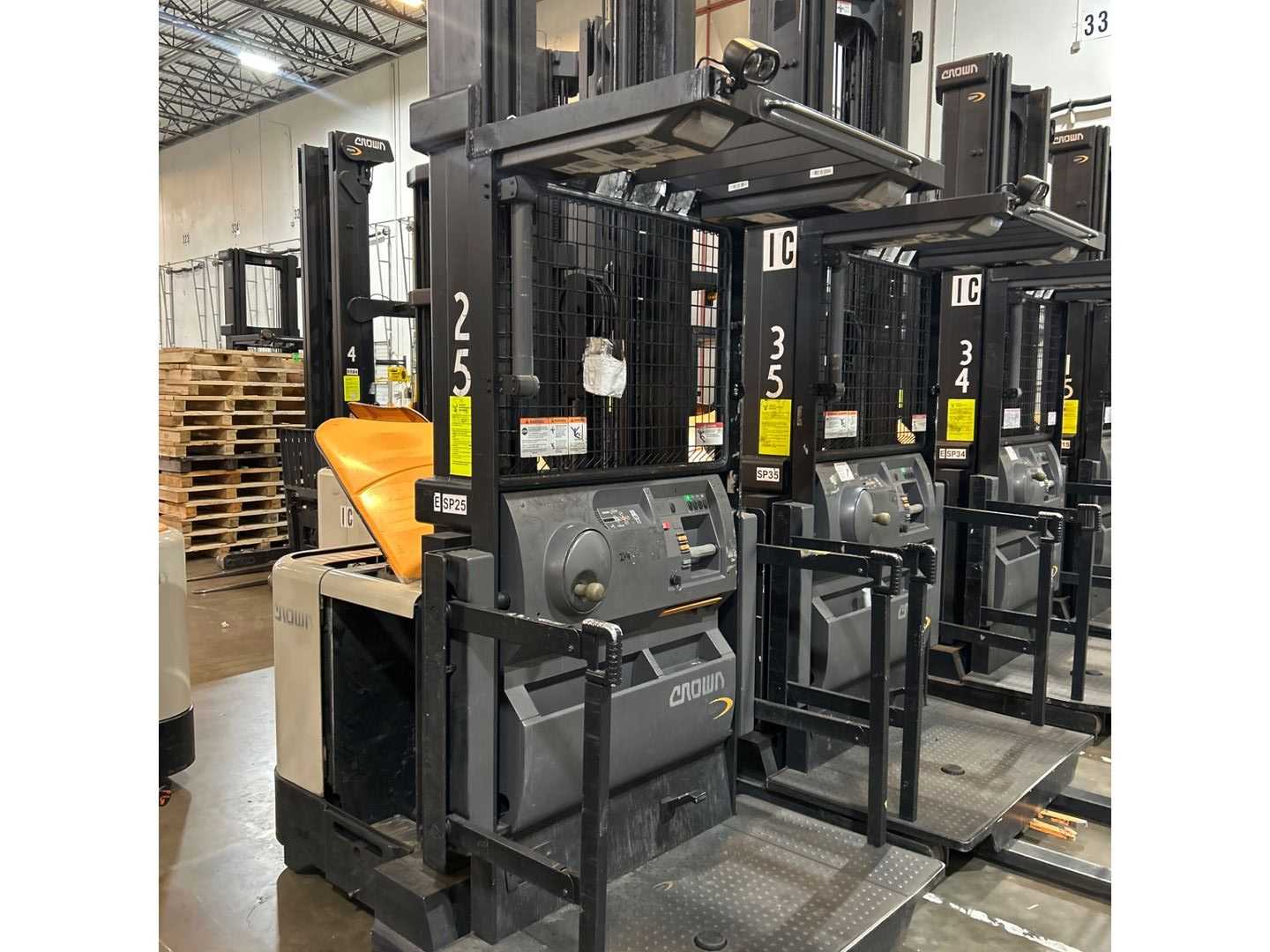 CROWN SP4050-30 ORDER PICKER - ORDER PICKER