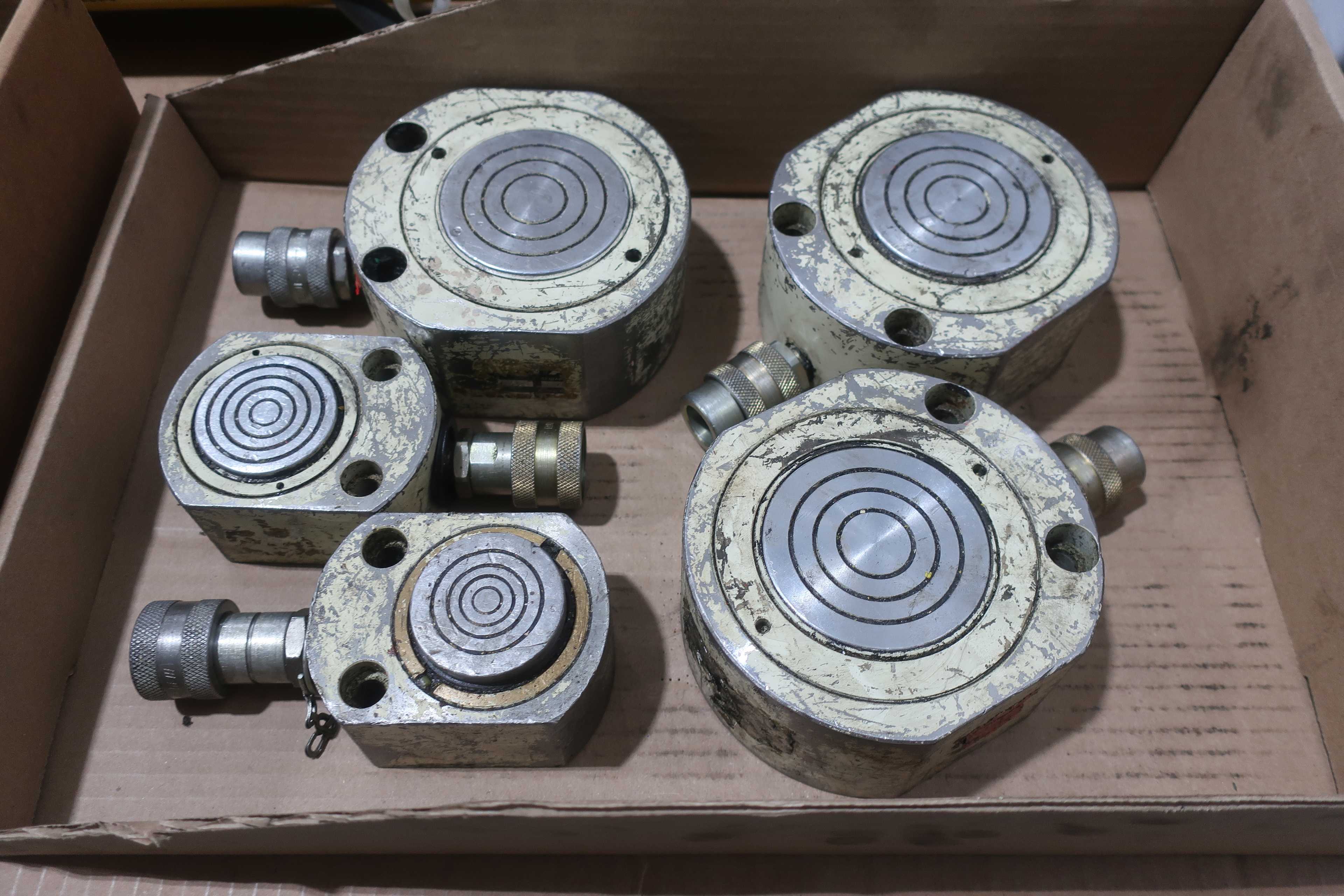 PALLET OF ASSORTED HYDRAULIC PUMPS AND JACKS - HYDRAULIC PUMP