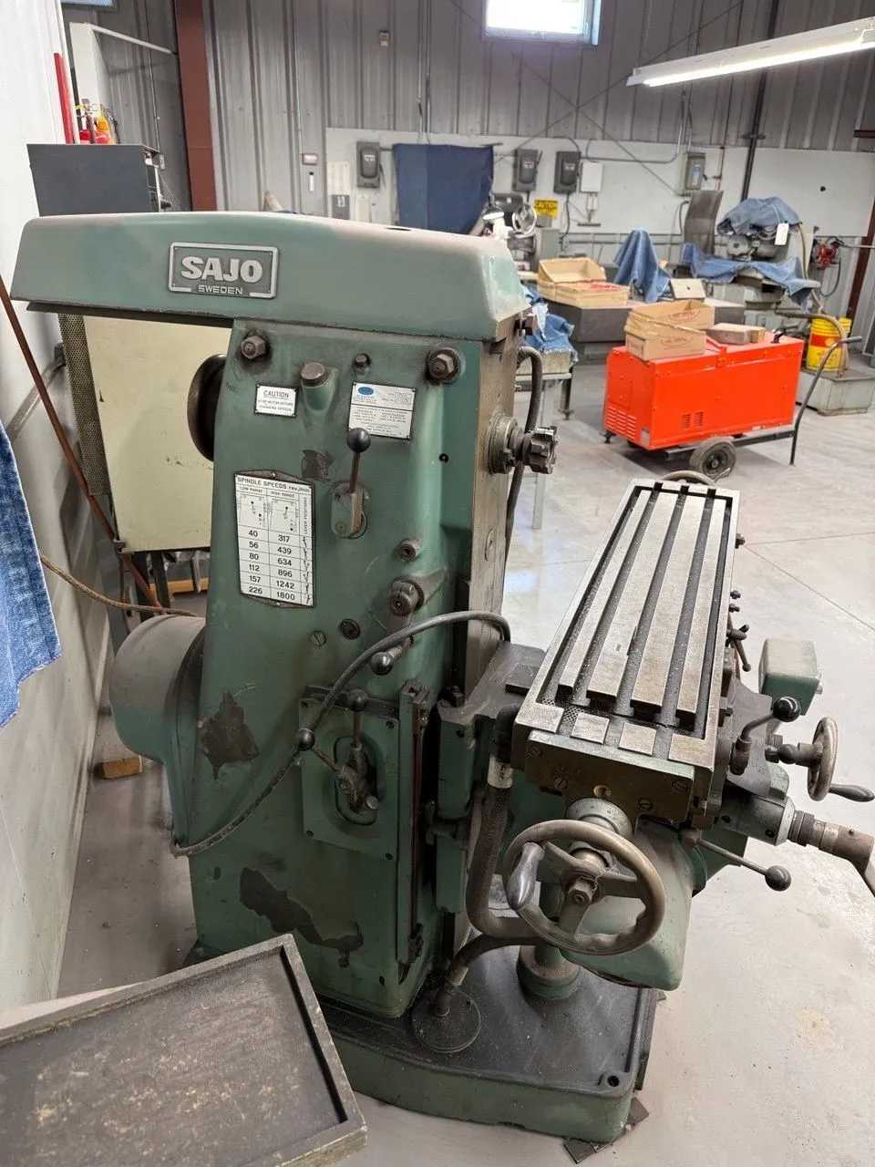 SAJO UF-52 UNIVERSAL MILLING MACHINE, 3.5HP, 40-1800RPM, 550V 3PH 60HZ - MILLING MACHINES