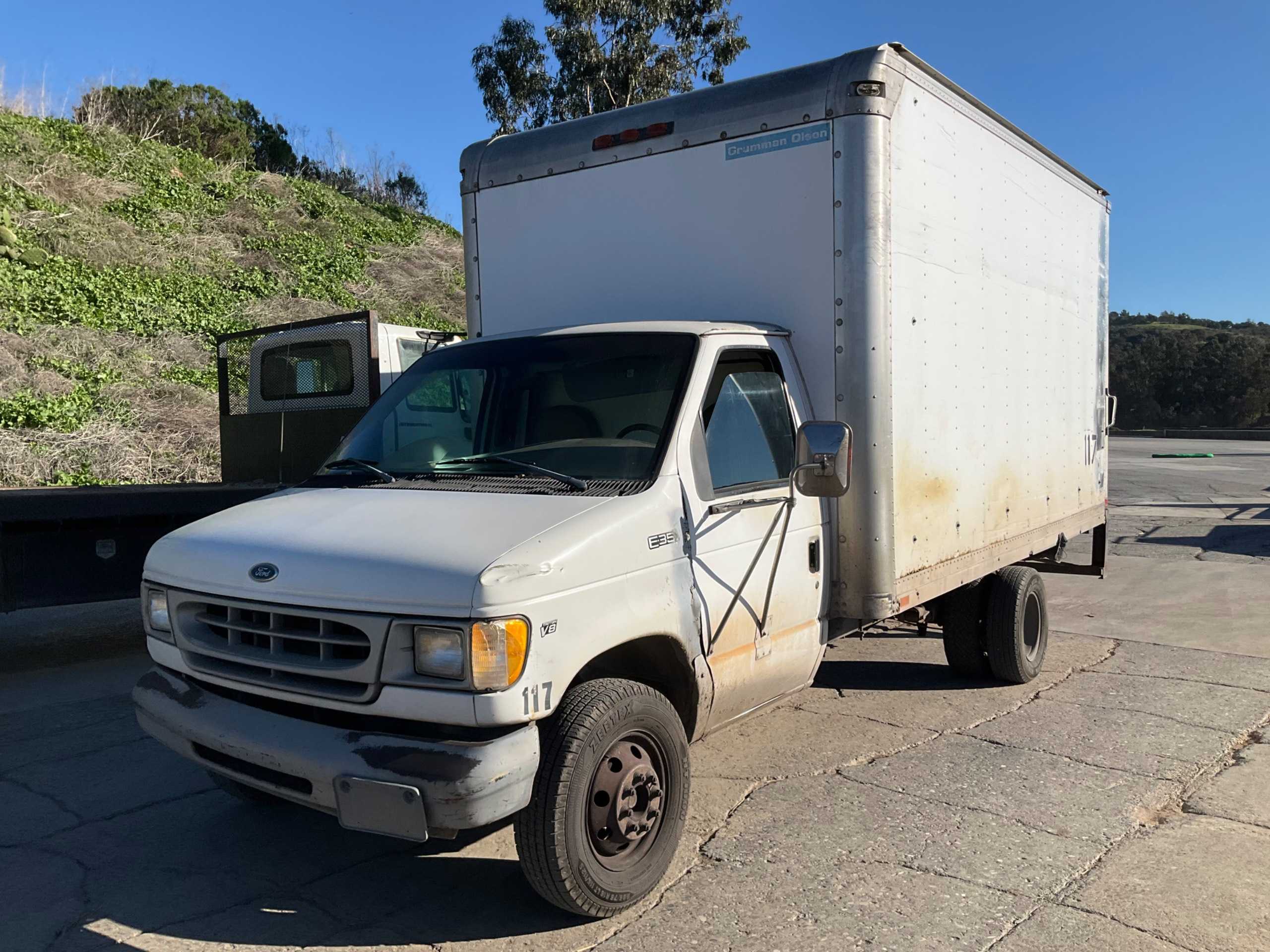 1994 FORD E-350 STRAIGHT CARGO TRUCK - BOX TRUCKS