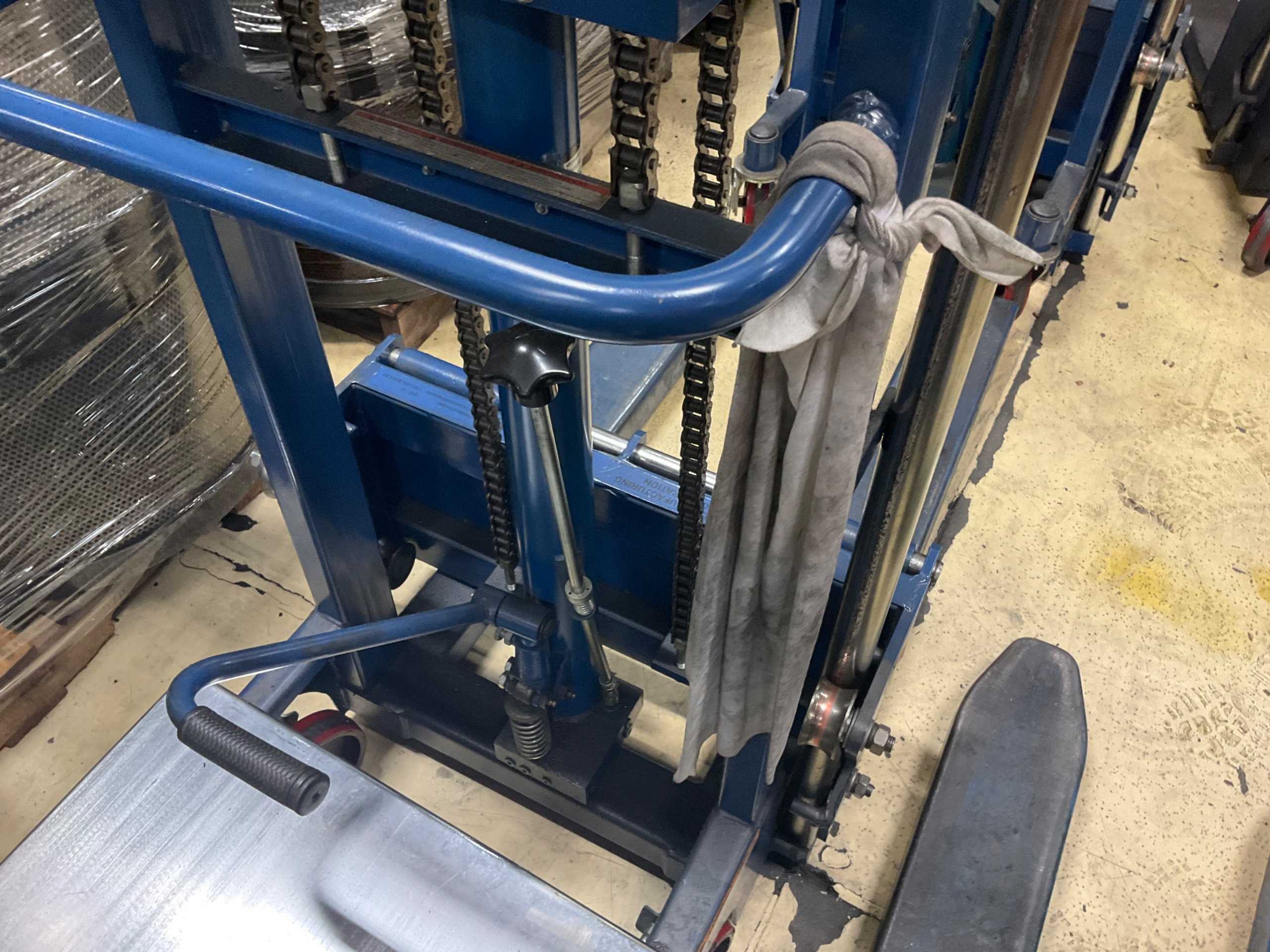 HYDRAULIC STRADDLE STACKER - MATERIAL HANDLING EQUIPMENT