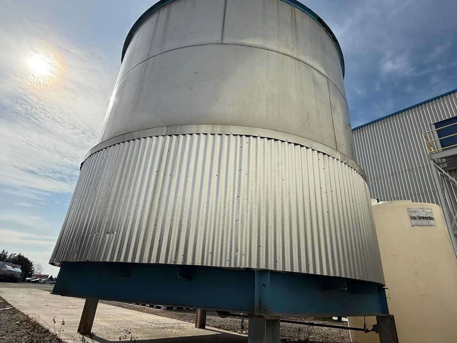 VERTICAL STORAGE TANK, 48000L, SS, JACKETED, 165X165X150IN, 18000 LBS - TANKS