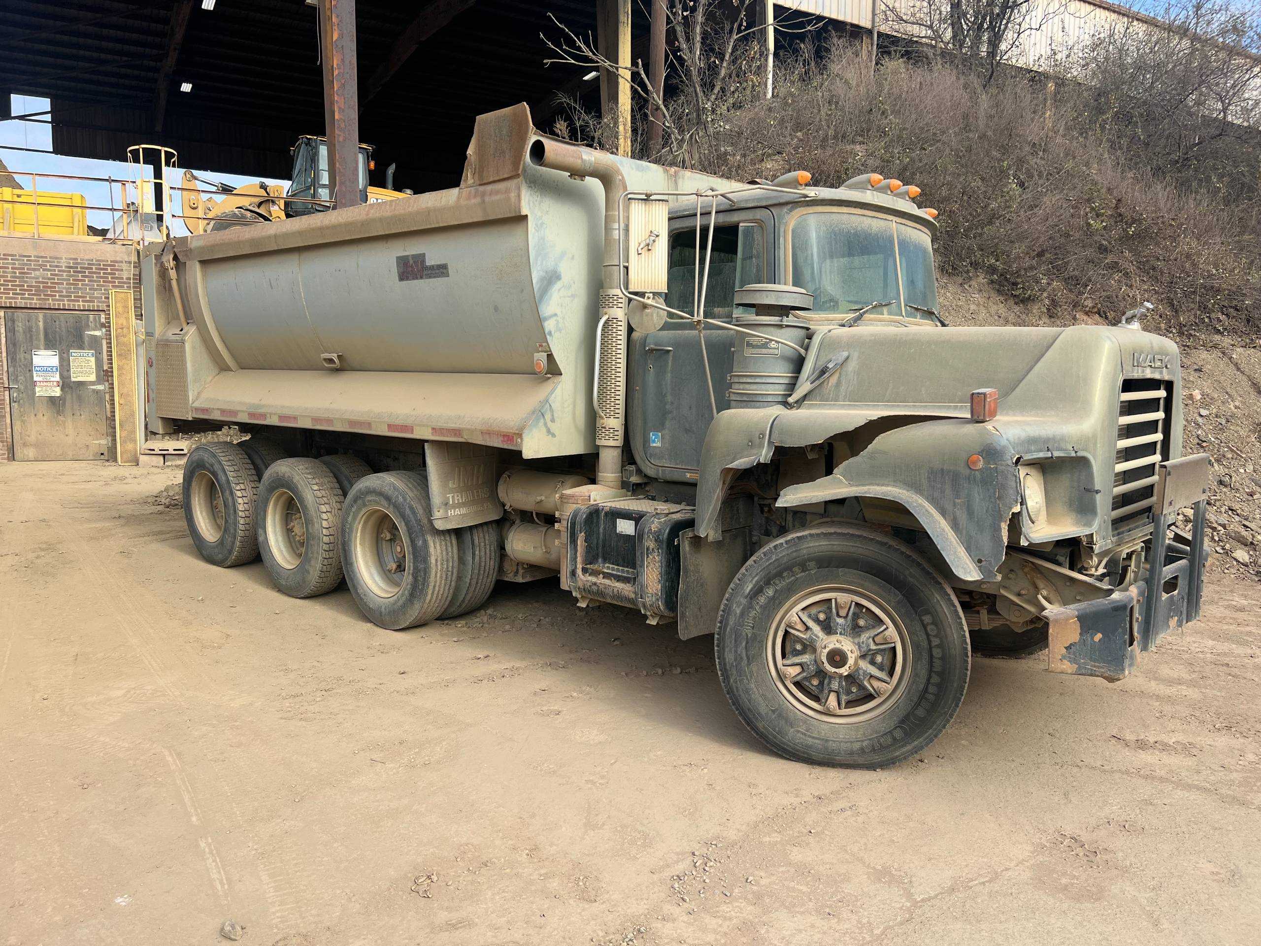 2005 MACK DM6905 DUMP TRUCK - DUMP TRUCK