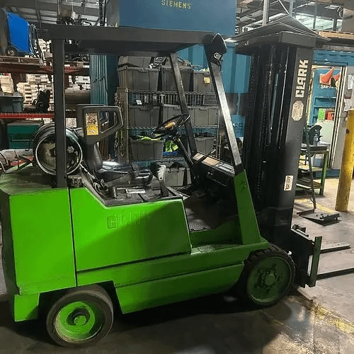 CLARK GVS25S FORKLIFT, PROPANE, 4000 LBS CAPACITY, TRUCK WEIGHT 8845 - SIT-DOWN FORKLIFTS