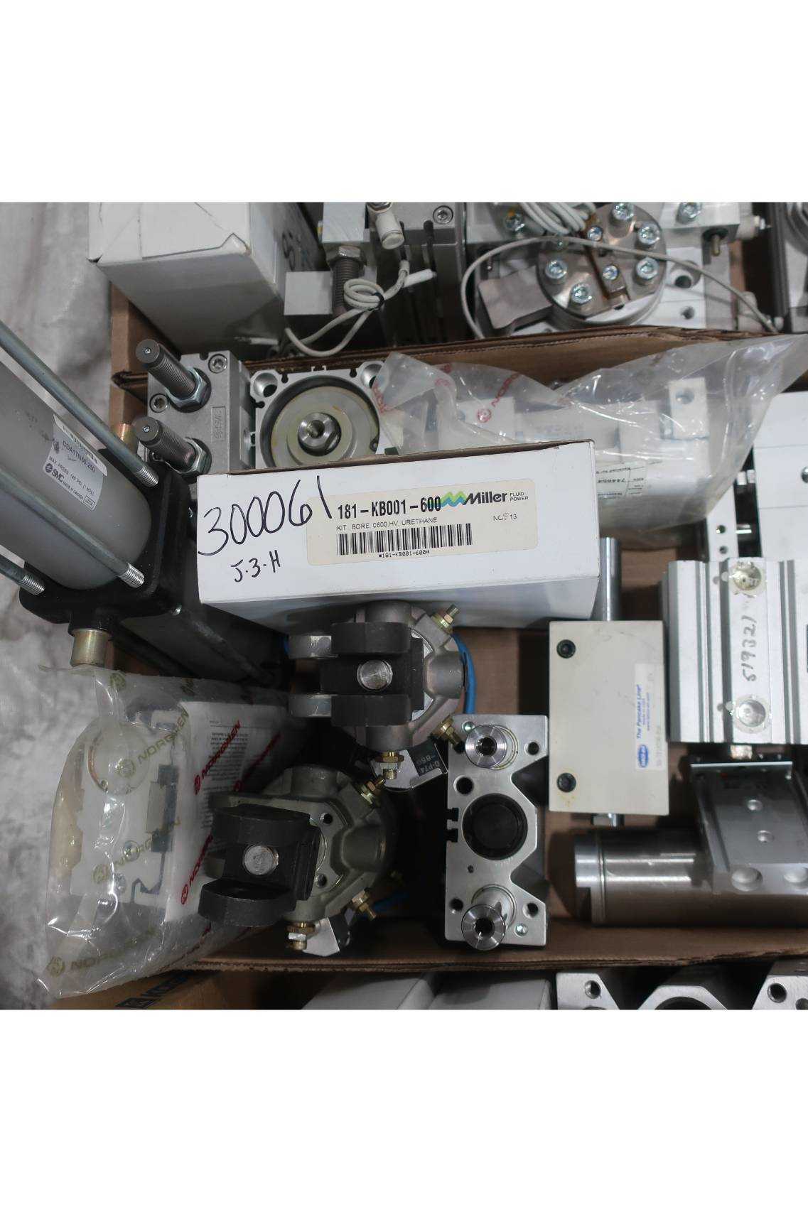 2 PALLETS OF PNEUMATIC CYLINDERS AND ACTUATORS - PNEUMATIC CYLINDERS & ACTUATORS
