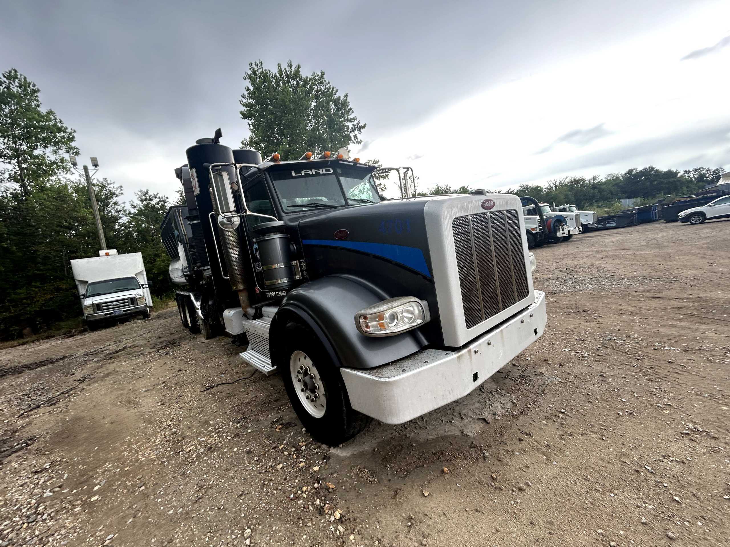 2015 PETERBILT 367 HYDRO EXCAVATION TRUCK - UTILITY TRUCKS