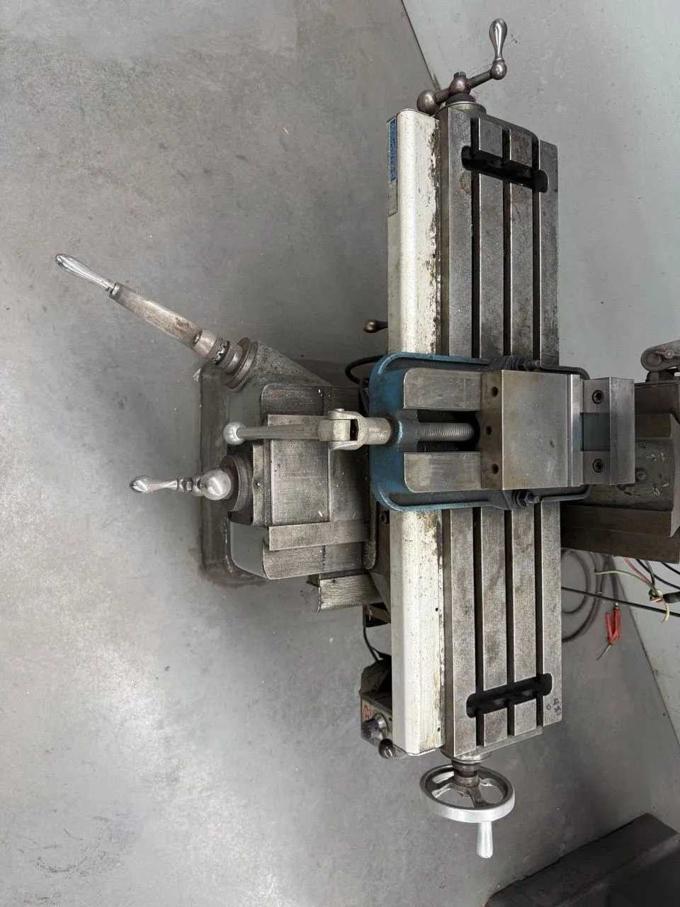 BRIDGEPORT SERIES I VERTICAL KNEE MILL J-HEAD, 1.5HP 460V 3PH, 80-2720RPM - VERTICAL MILLING MACHINES