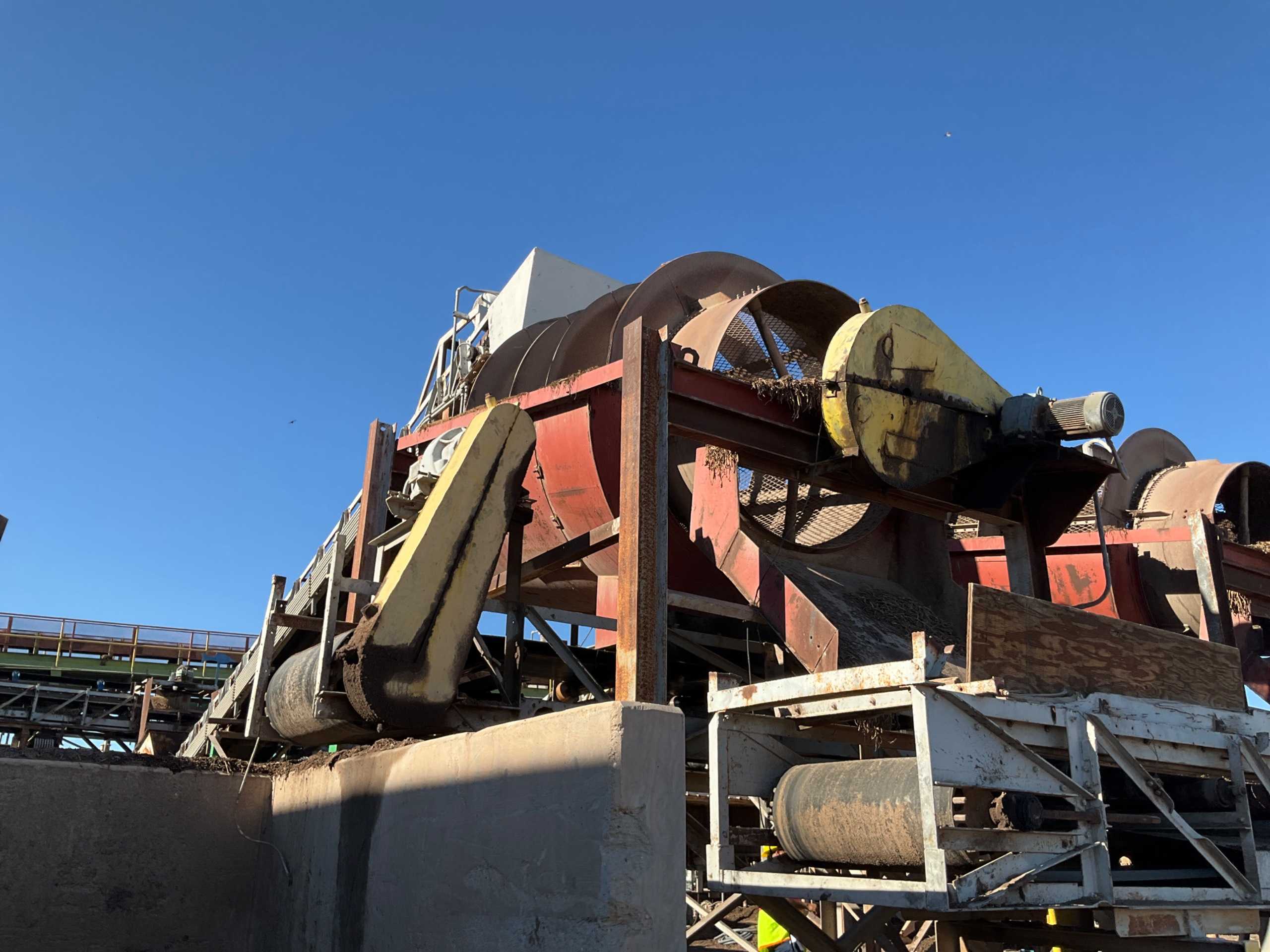 ROTATING SOIL SCREEN - SCREENS