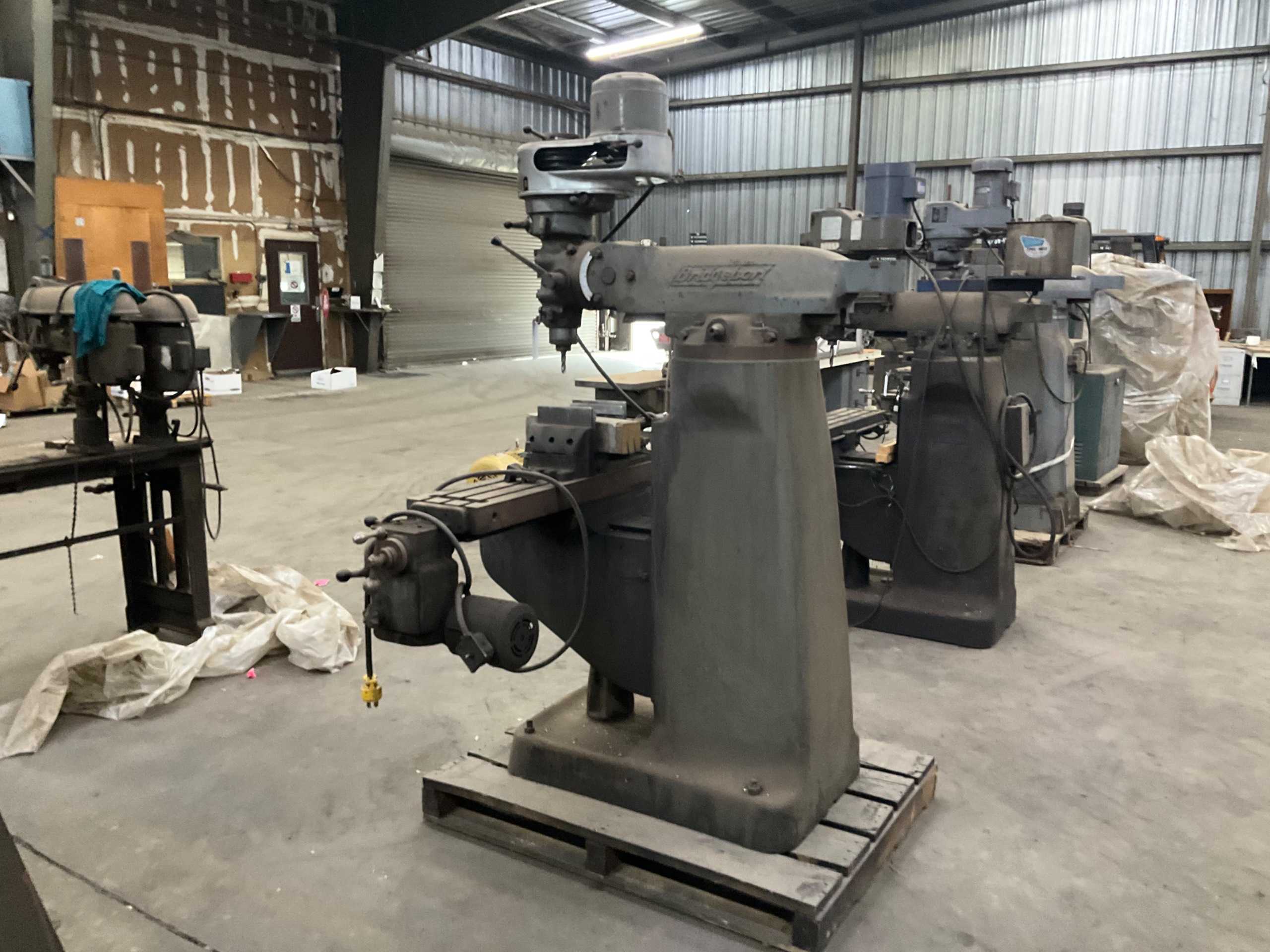 BRIDGEPORT VERTICAL MILLING MACHINE - VERTICAL MILLING MACHINE