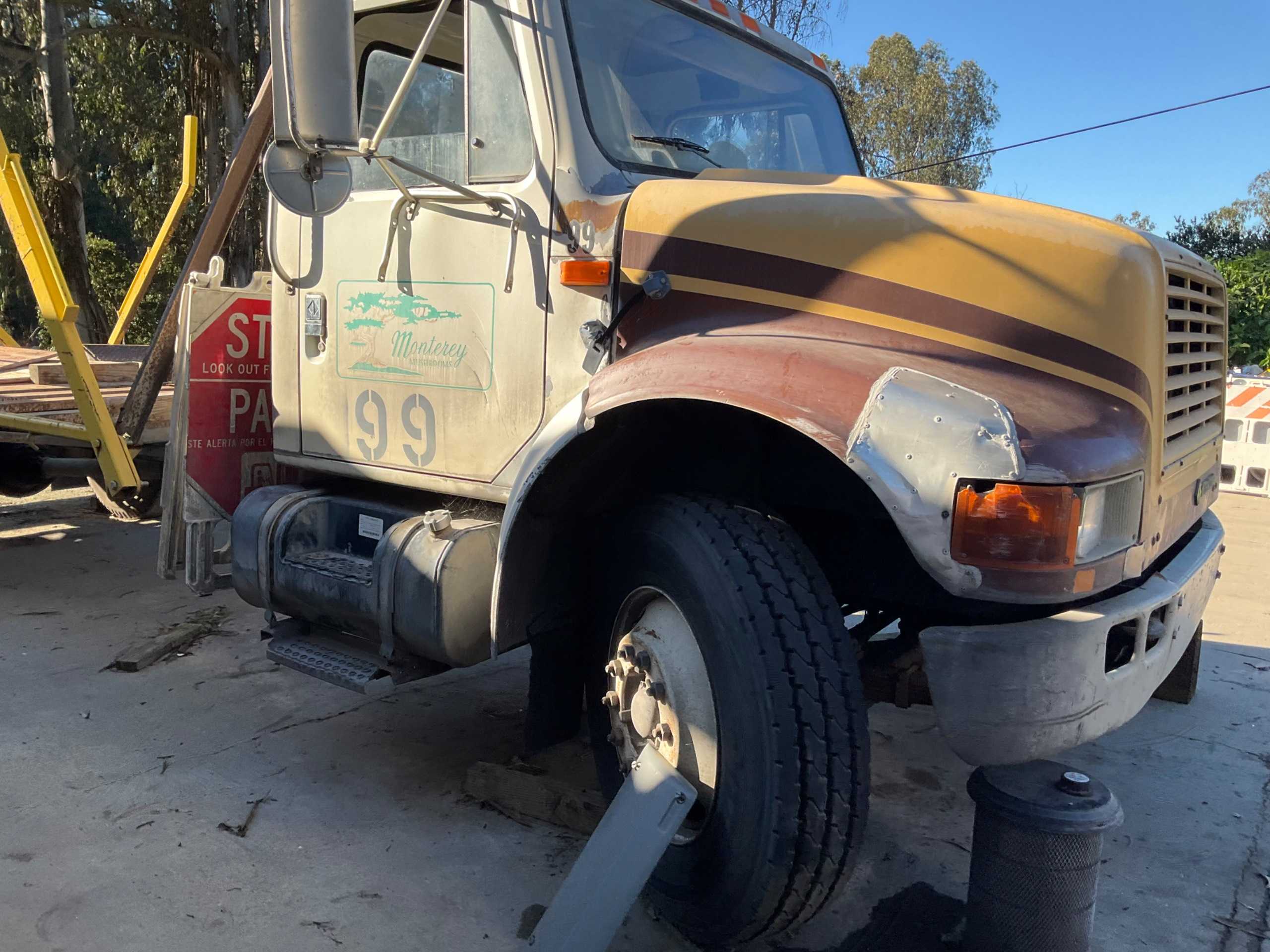 FORD 4700 4X2 FLATBED TRUCK - FLATBED TRUCKS