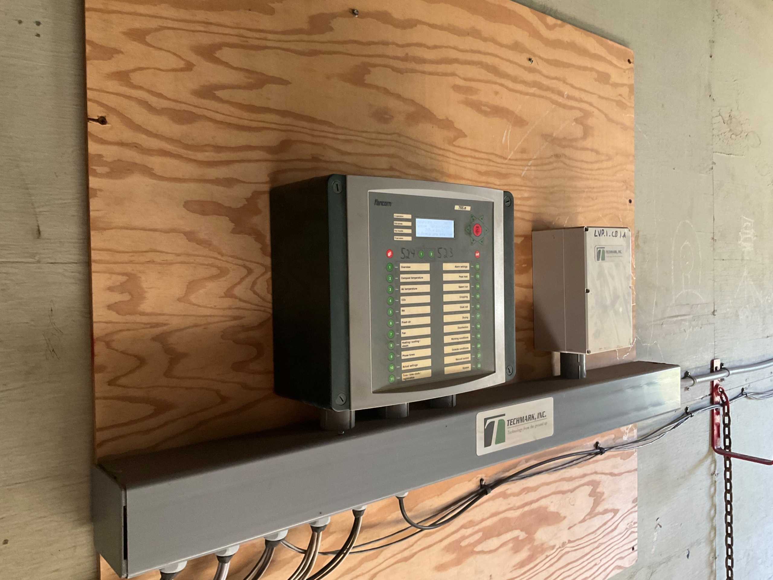 QTY 12: TEMPERATURE CONTROLLER - TEMPERATURE CONTROLLERS