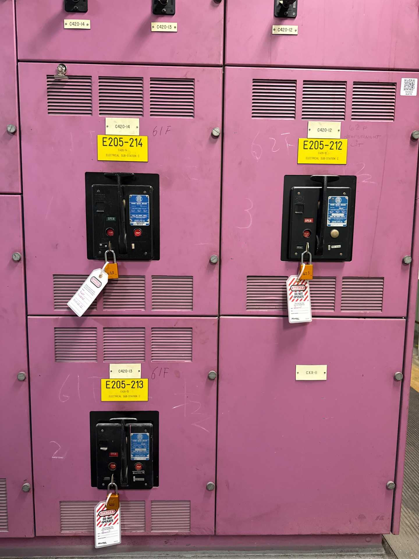 Bulk QTY of Ite K-1600 Circuit Breakers - CIRCUIT BREAKERS