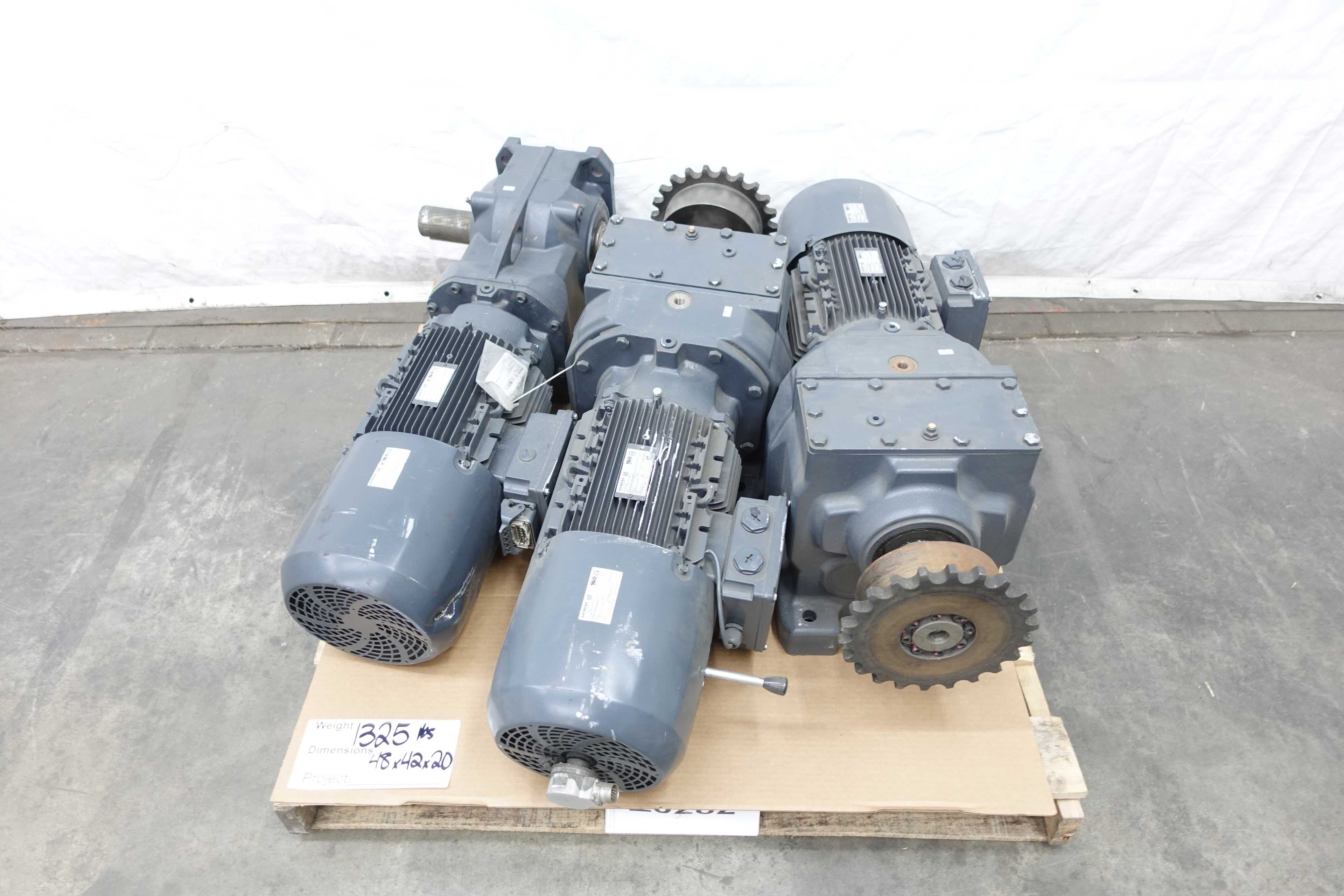 SKU 1079585 - LOT OF 3 SIEMENS GEARMOTORS - GEARMOTOR
