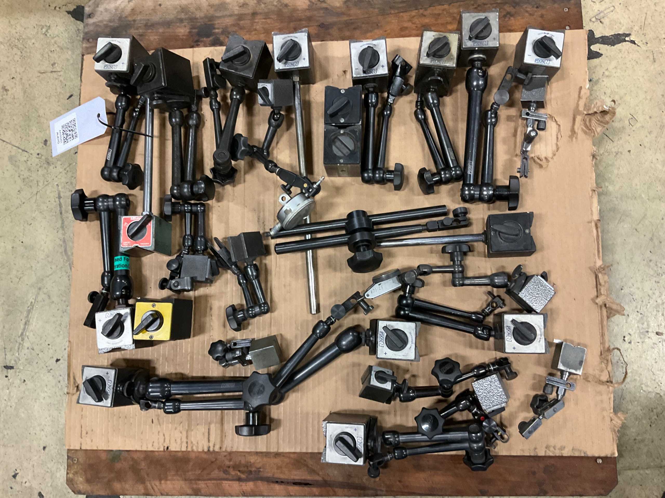 BULK QTY OF MAGNETIC BASES WITH ARTICULATING ARMS - TOOLS