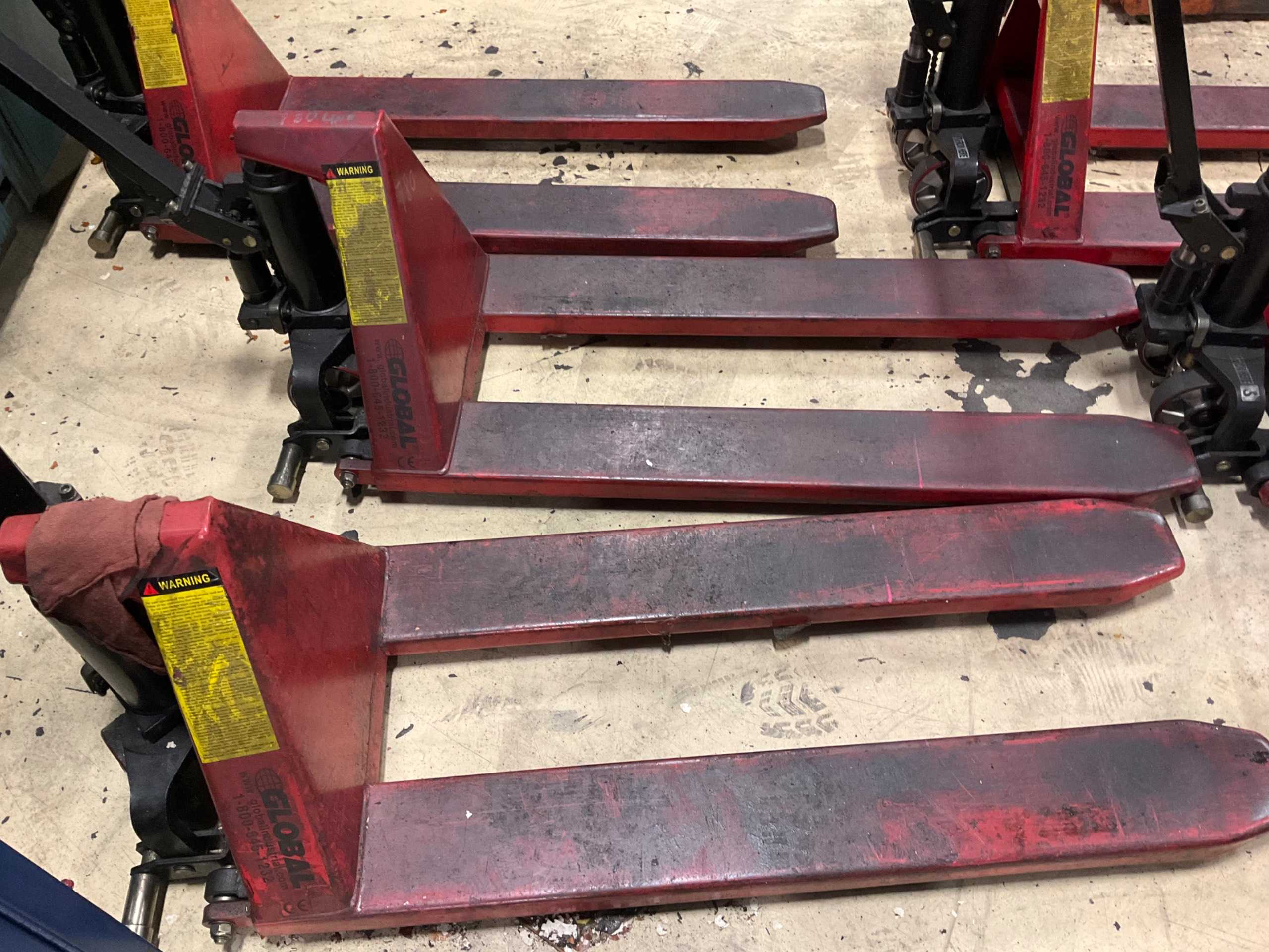 QTY 3: MANUAL PALLET JACK - MANUAL PALLET JACKS