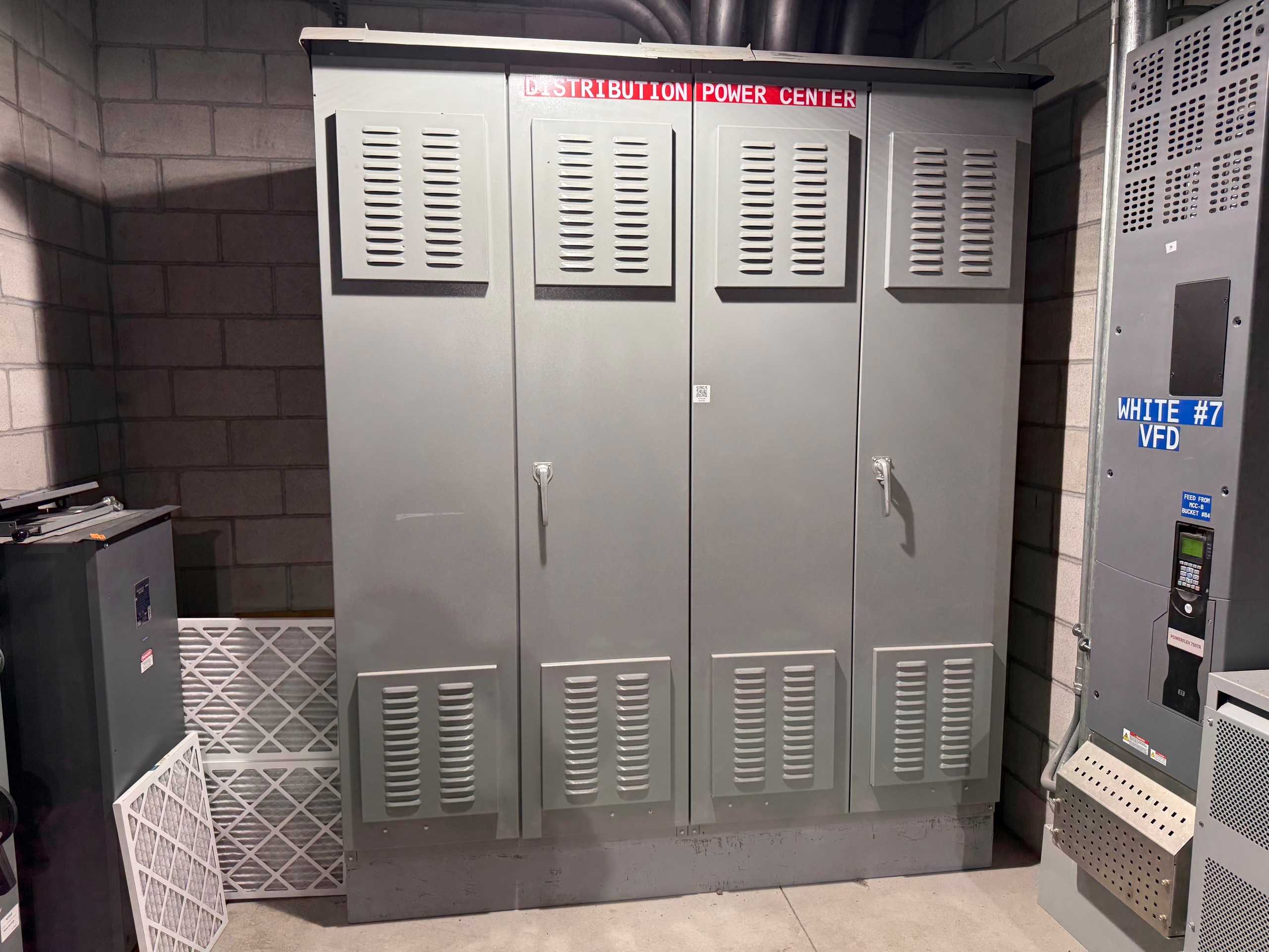 BULK QTY OF GENERAL ELECTRIC DISTRIBUTION POWER CENTER - POWER DISTRIBUTION SWITCHGEAR