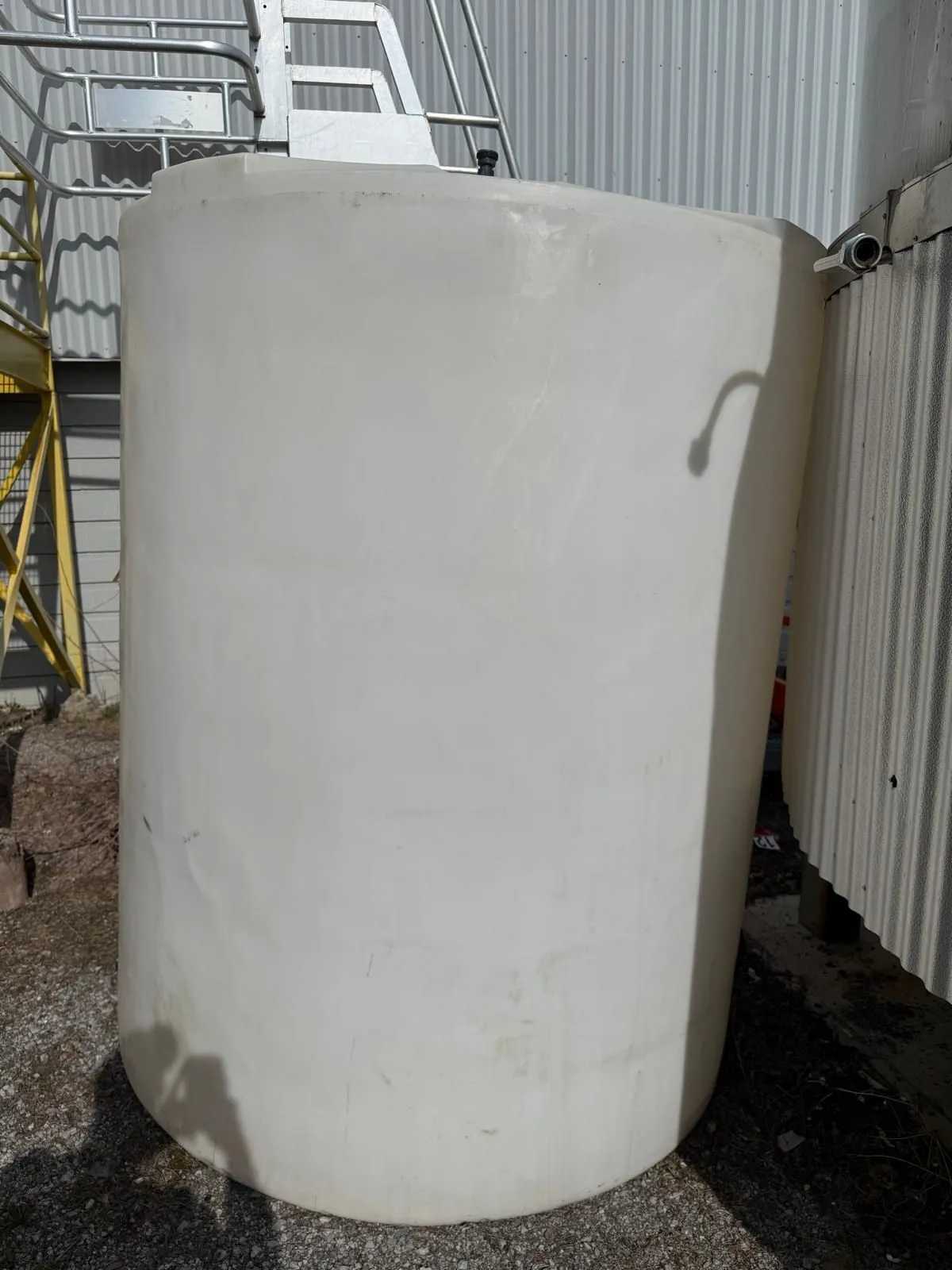 VERTICAL PLASTIC STORAGE TANK, 1200 GAL, HDPE, CYLINDRICAL, FLAT BOTTOM, 65X65X85IN, 220 LBS - TANKS