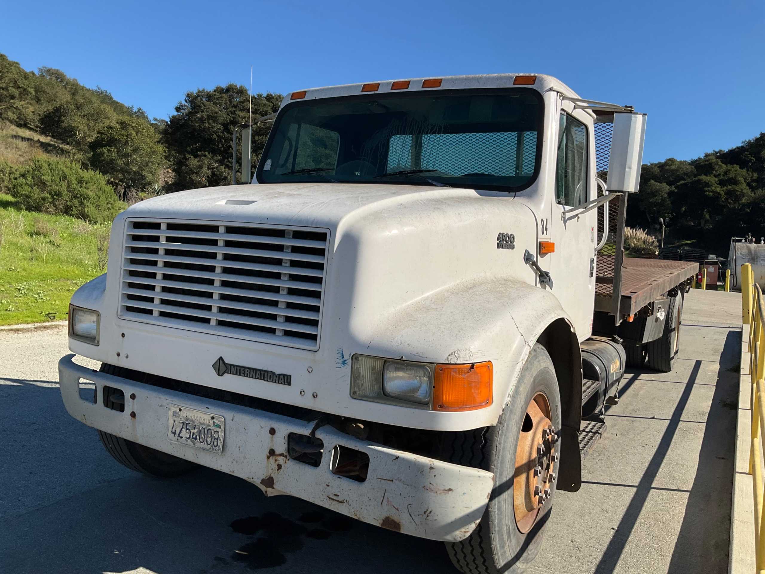 1994 INTERNATIONAL 4900 4X2 FLATBED TRUCK - FLATBED TRUCK