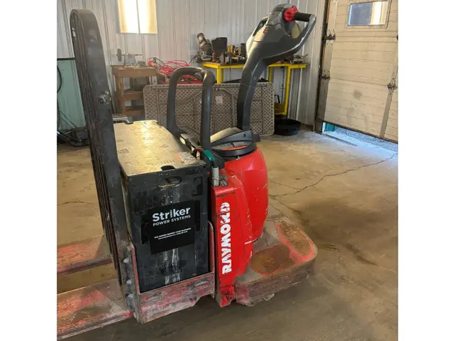 RAYMOND 8400 ELECTRIC PALLET JACK - undefined