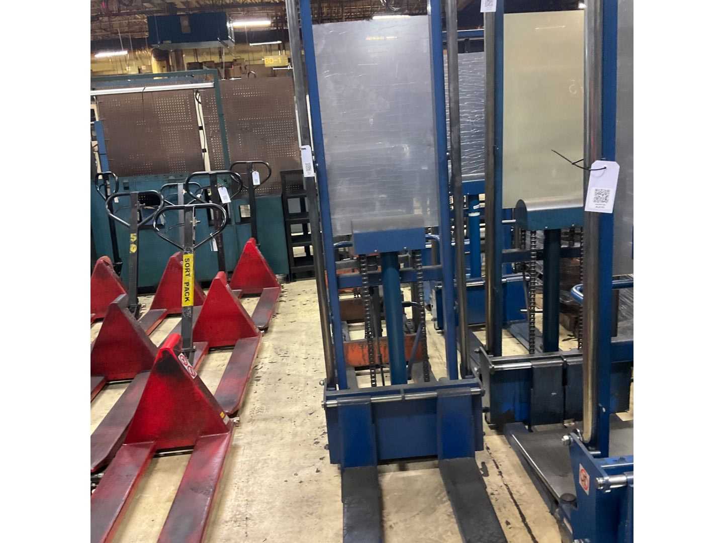 HYDRAULIC STRADDLE STACKER - MATERIAL HANDLING