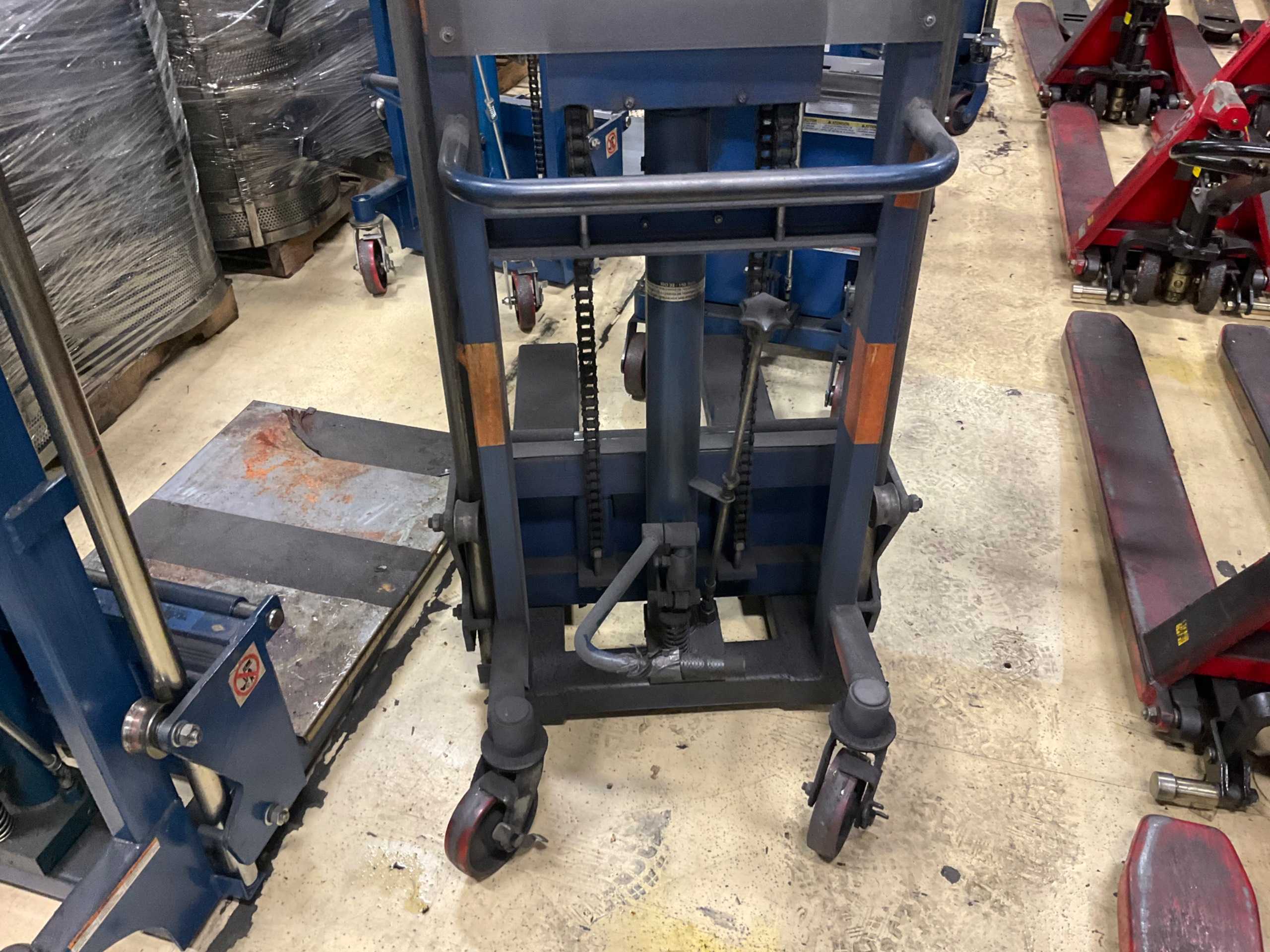 HYDRAULIC STRADDLE STACKER - MATERIAL HANDLING HYDRAULIC STRADDLE STACKER - MATERIAL HANDLING