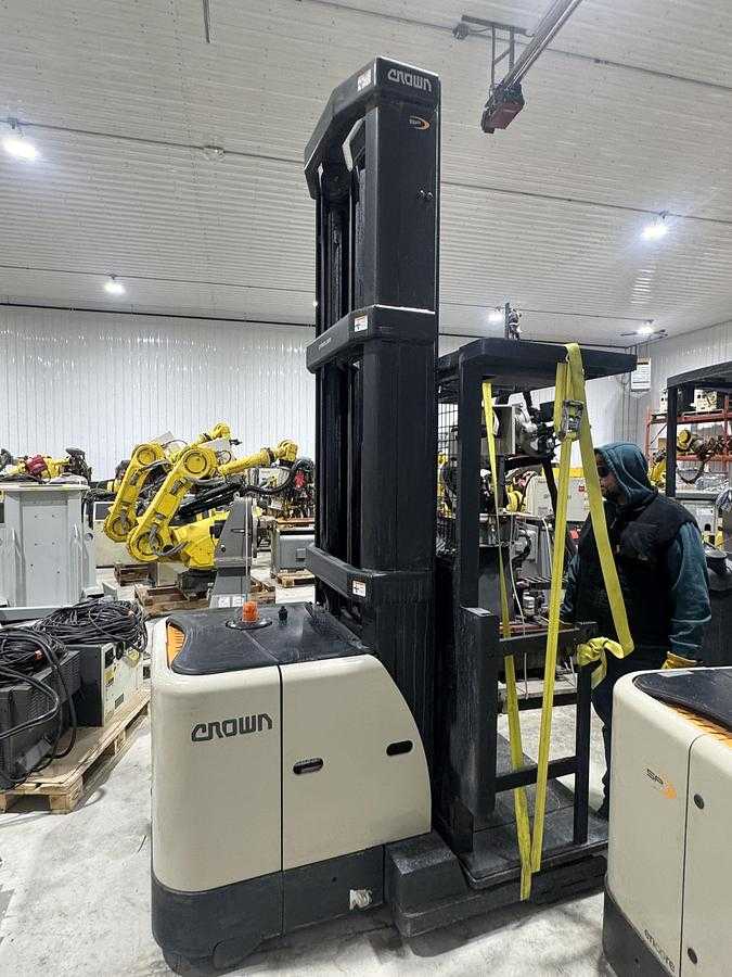 2016 CROWN SP3520-30 ELECTRIC ORDER PICKER, 3,000 LB CAPACITY, 24V, 48IN WIDTH, 6.5 MPH - ORDER PICKER