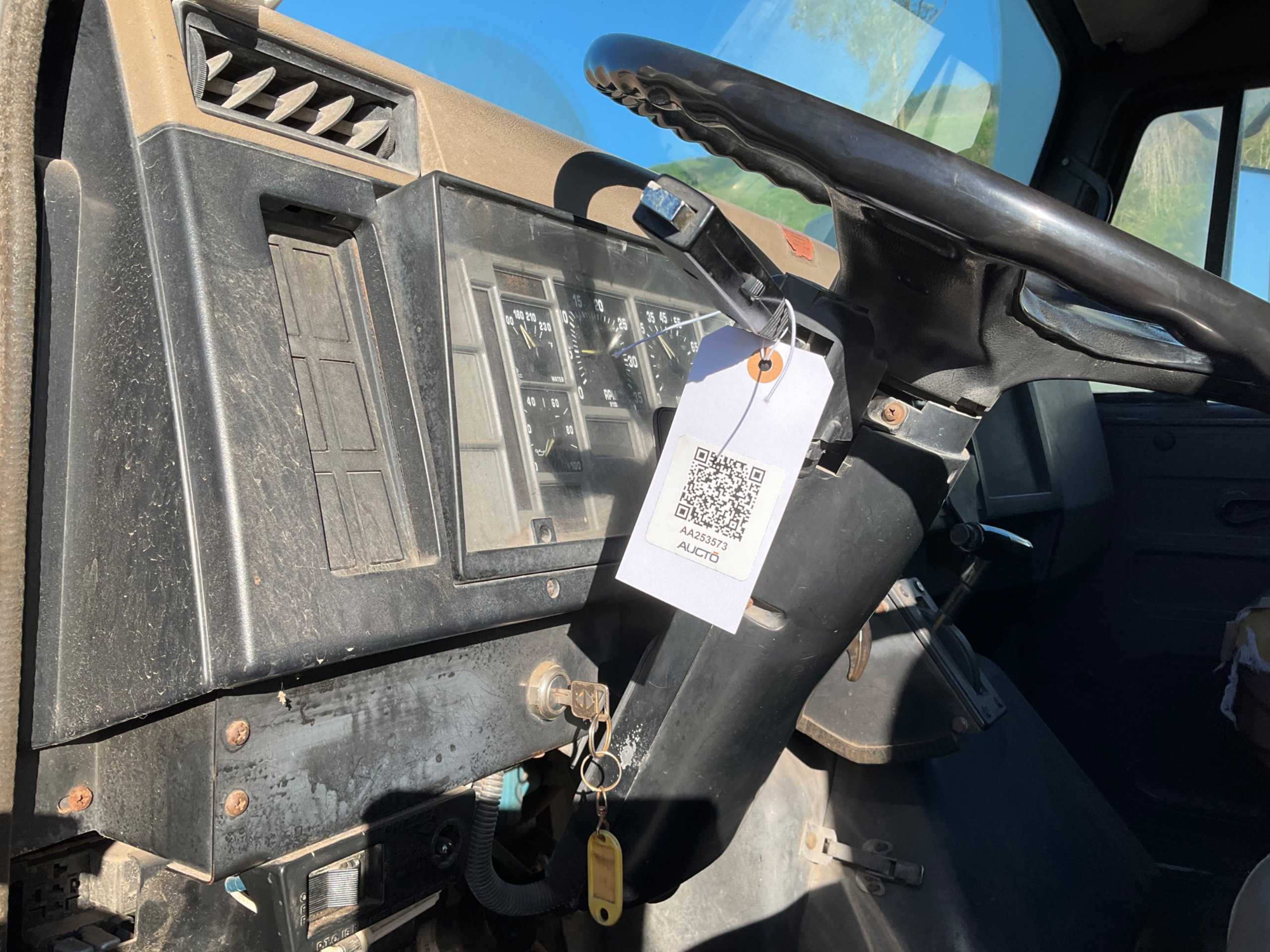 1993 INTERNATIONAL 4900 DUMP TRUCK - DUMP TRUCKS