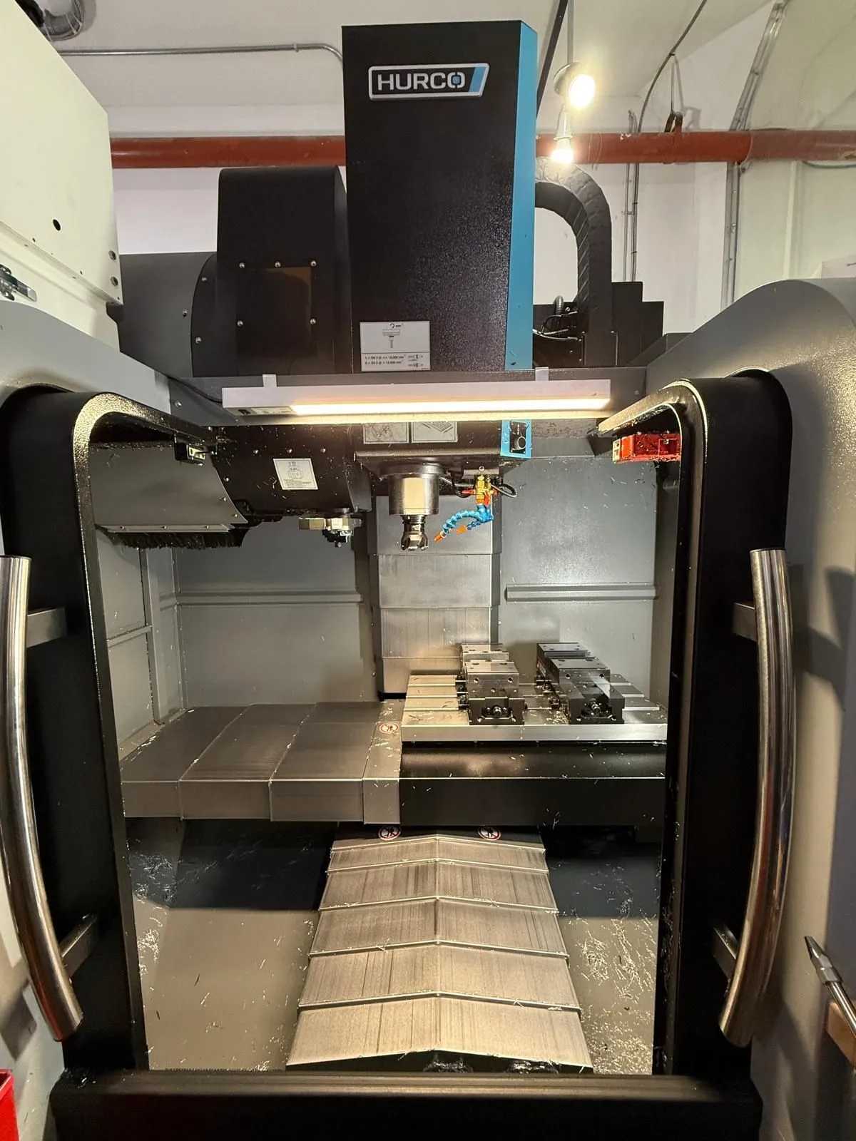 2022 HURCO VM10I PLUS VERTICAL MACHINING CENTER 26X16X20IN TRAVELS 12K RPM 15 HP 24 ATC - VERTICAL MACHINING CENTERS