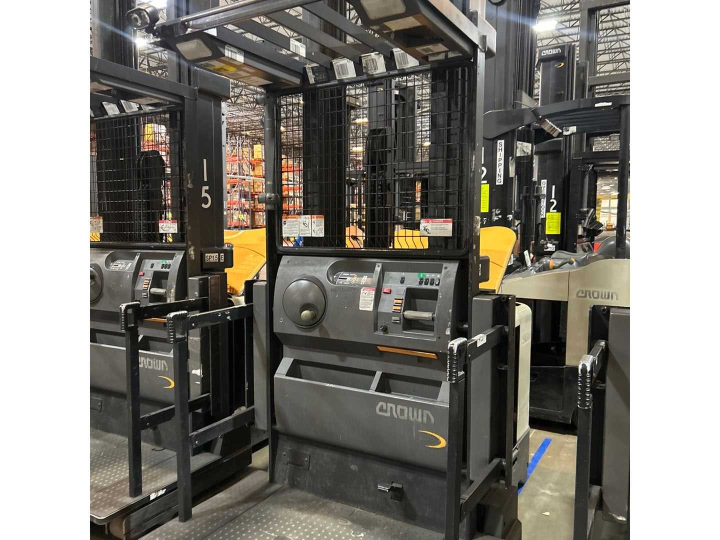 CROWN SP4050-30 ORDER PICKER - ORDER PICKER