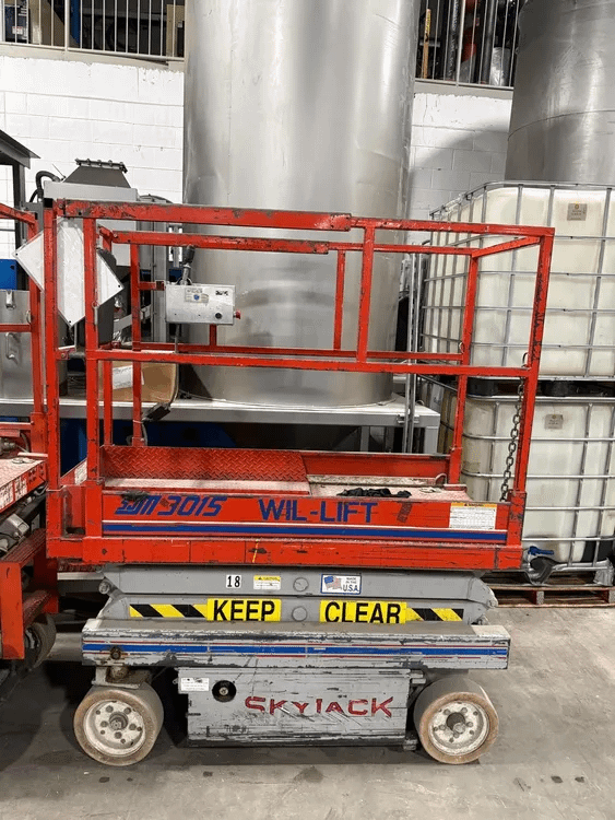 1993 SKYJACK M3015 SCISSOR LIFT, 15FT PLATFORM HEIGHT, 500LB CAPACITY, 24V DC, 2200LBS - SCISSOR LIFTS