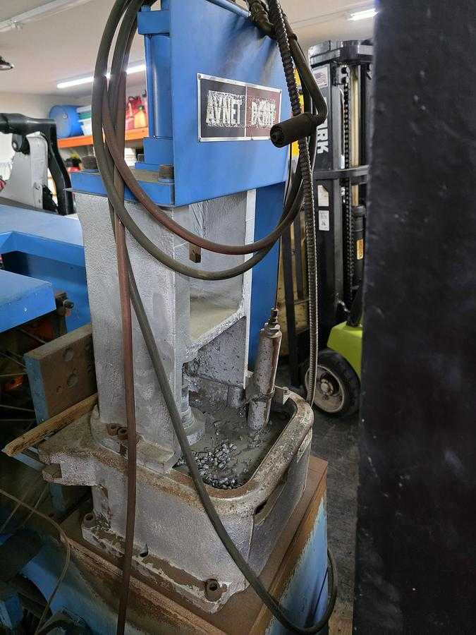 1982 AVNET H20E DIE CASTING MACHINE - DIE CASTING MACHINES