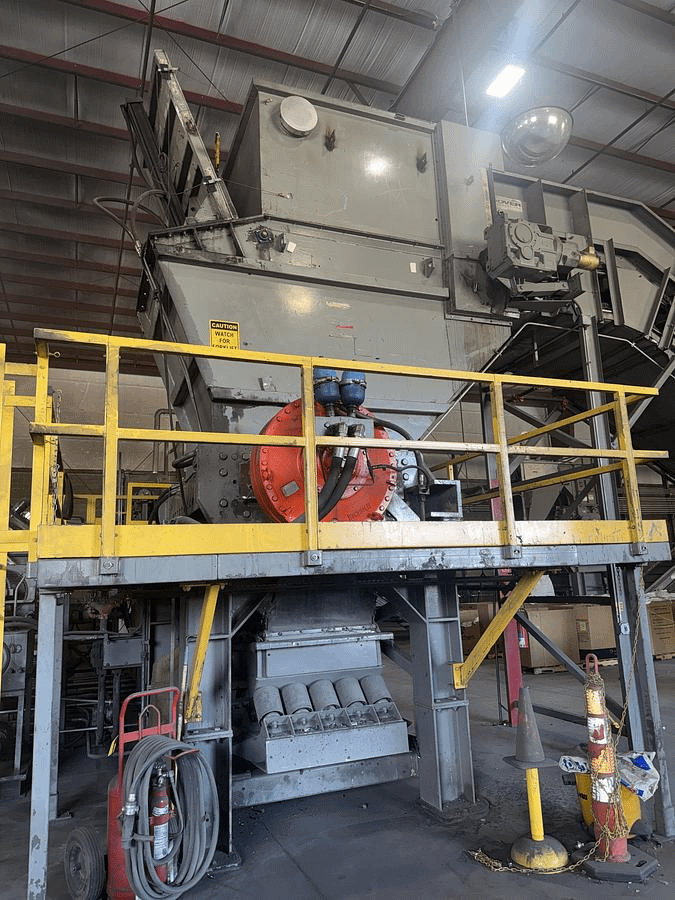 SHRED-TECH ST-500 INDUSTRIAL SHREDDER, TWIN 300HP HAGGLUNDS DRIVES, HYDRAULIC RAM - SHREDDERS