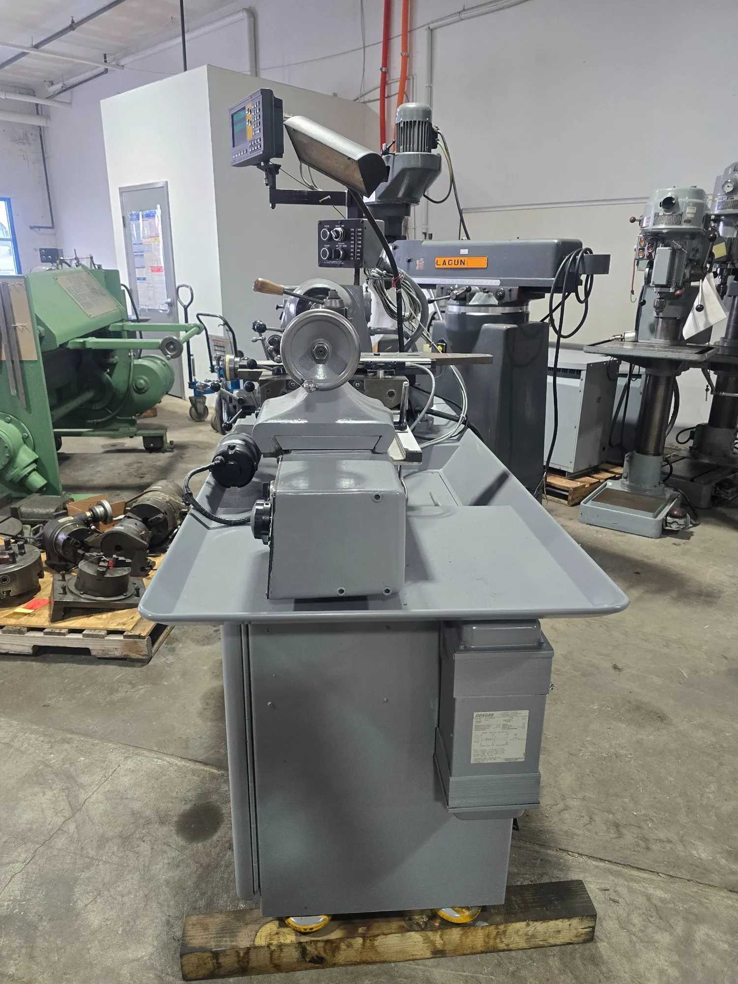 HARDINGE HLV-H WIDE BED TOOL ROOM LATHE W/ 2 AXIS DRO, 4" 3 JAW CHUCK, QUICK CHANGE TOOLPOST - MANUAL LATHES